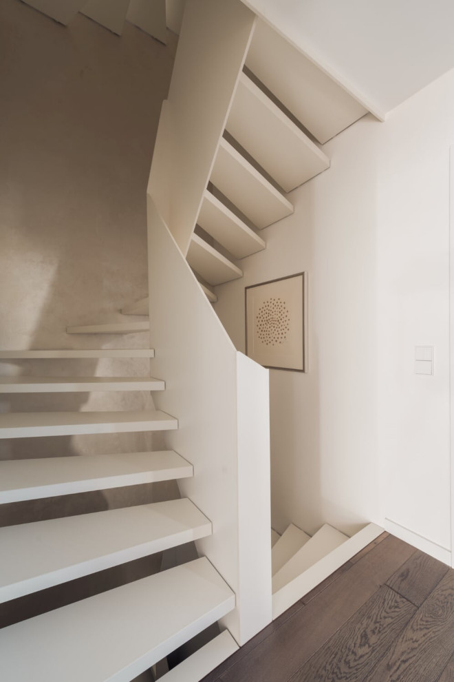 Белая лестница