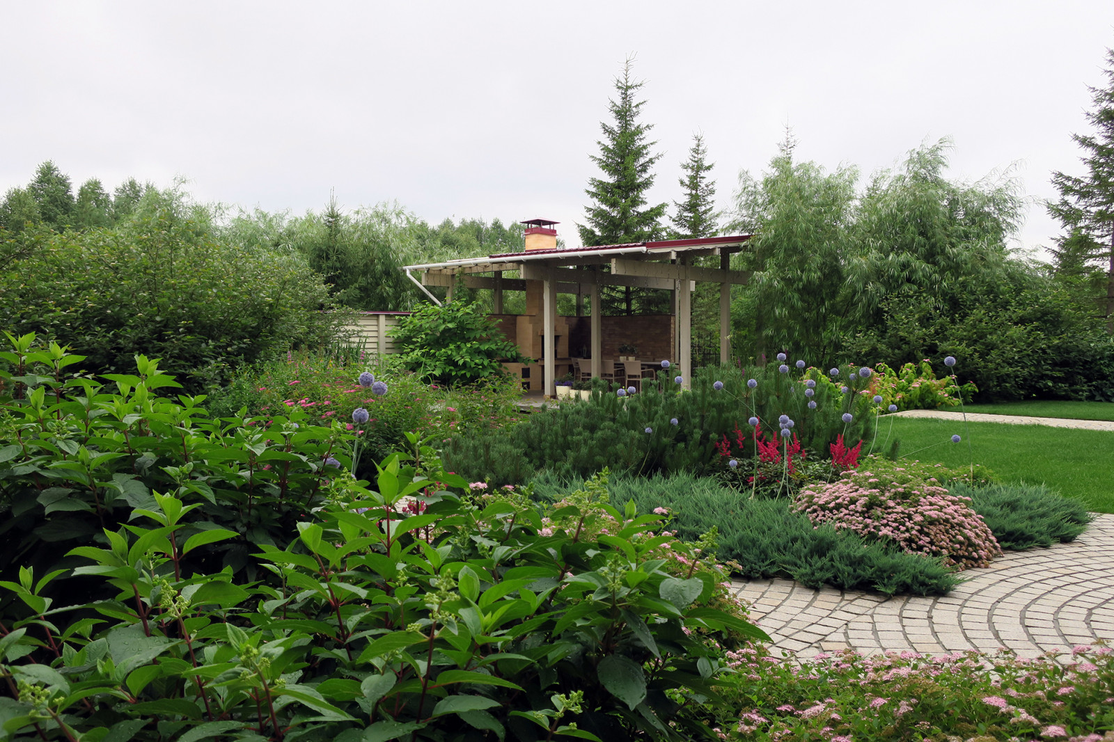 Сад с геометричным водоемом