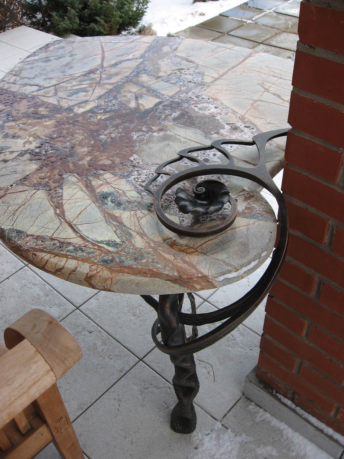 Стол с ракушкой