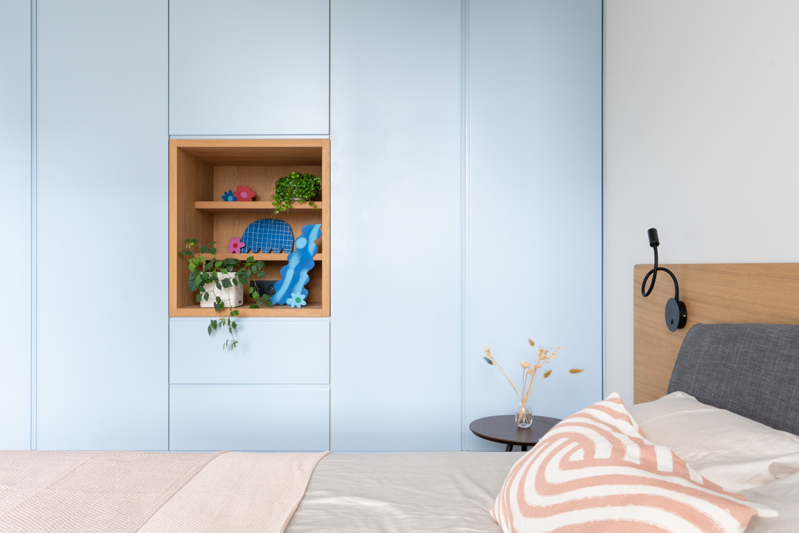 Двухкомнатная квартира с зеленой перегородкой в гостиной