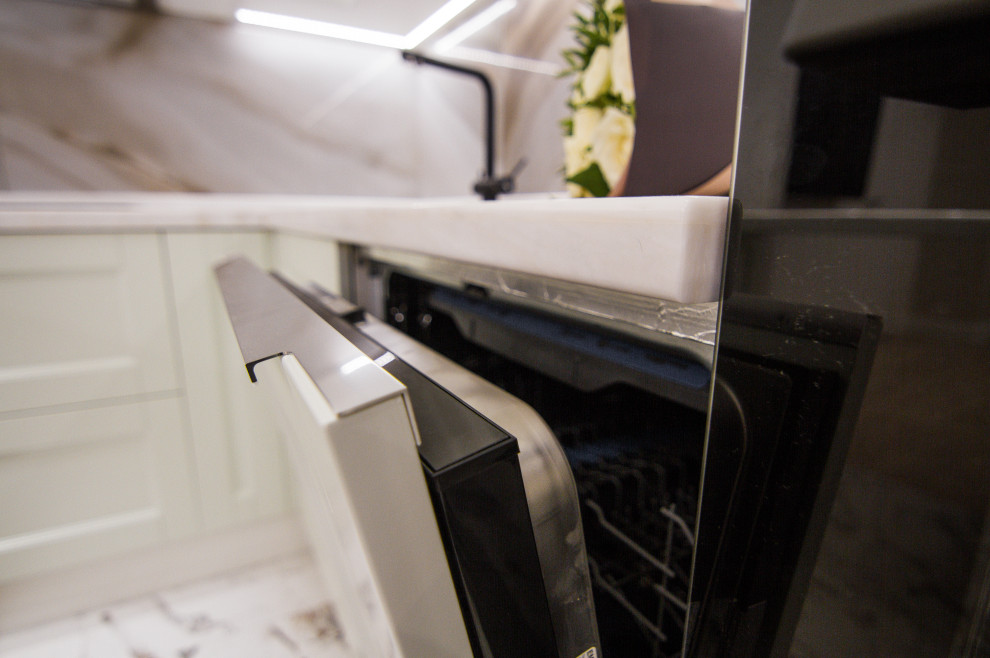 Минималистичная белая кухня с барной стойкой