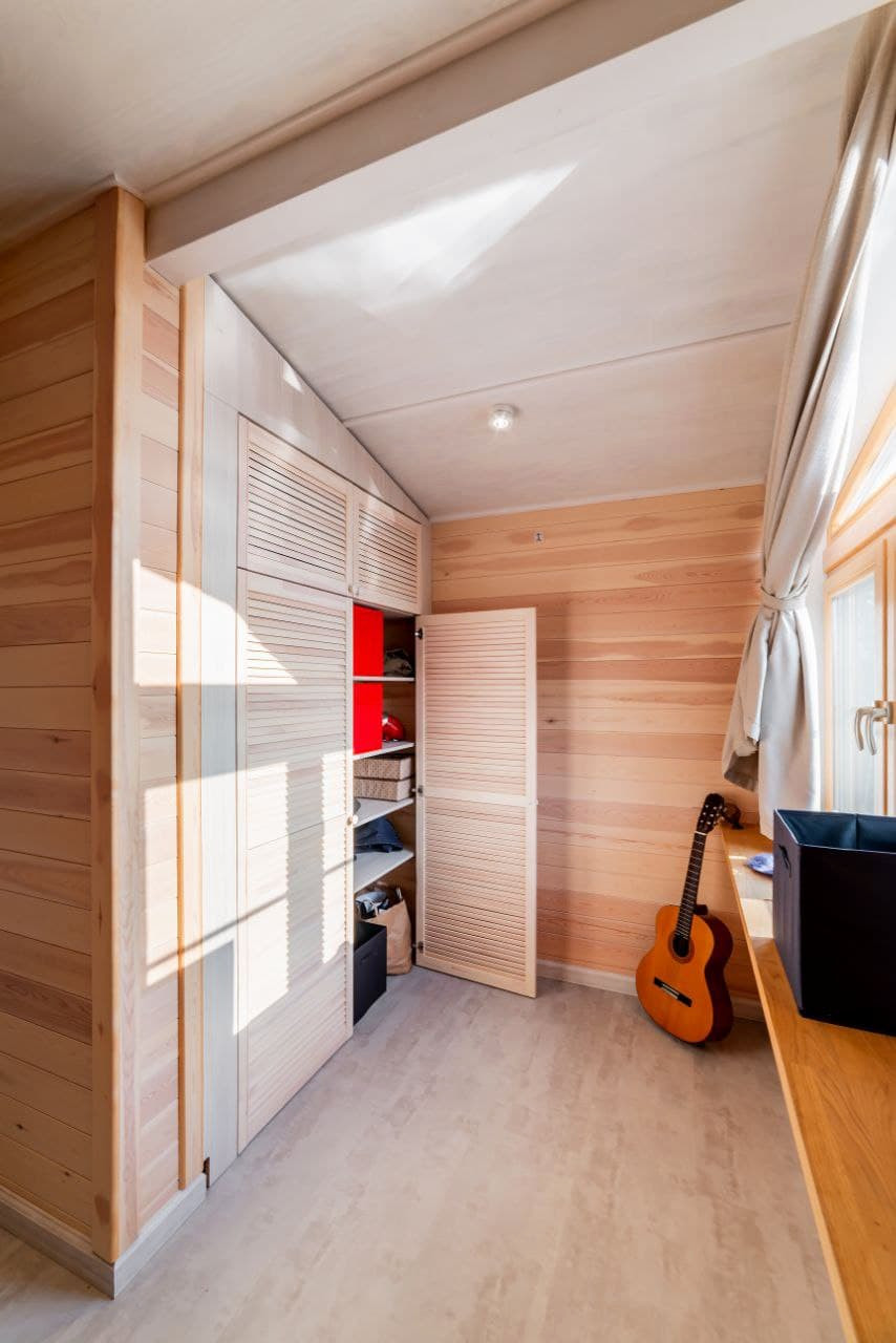 Шкаф с жалюзийными фасадами из массива