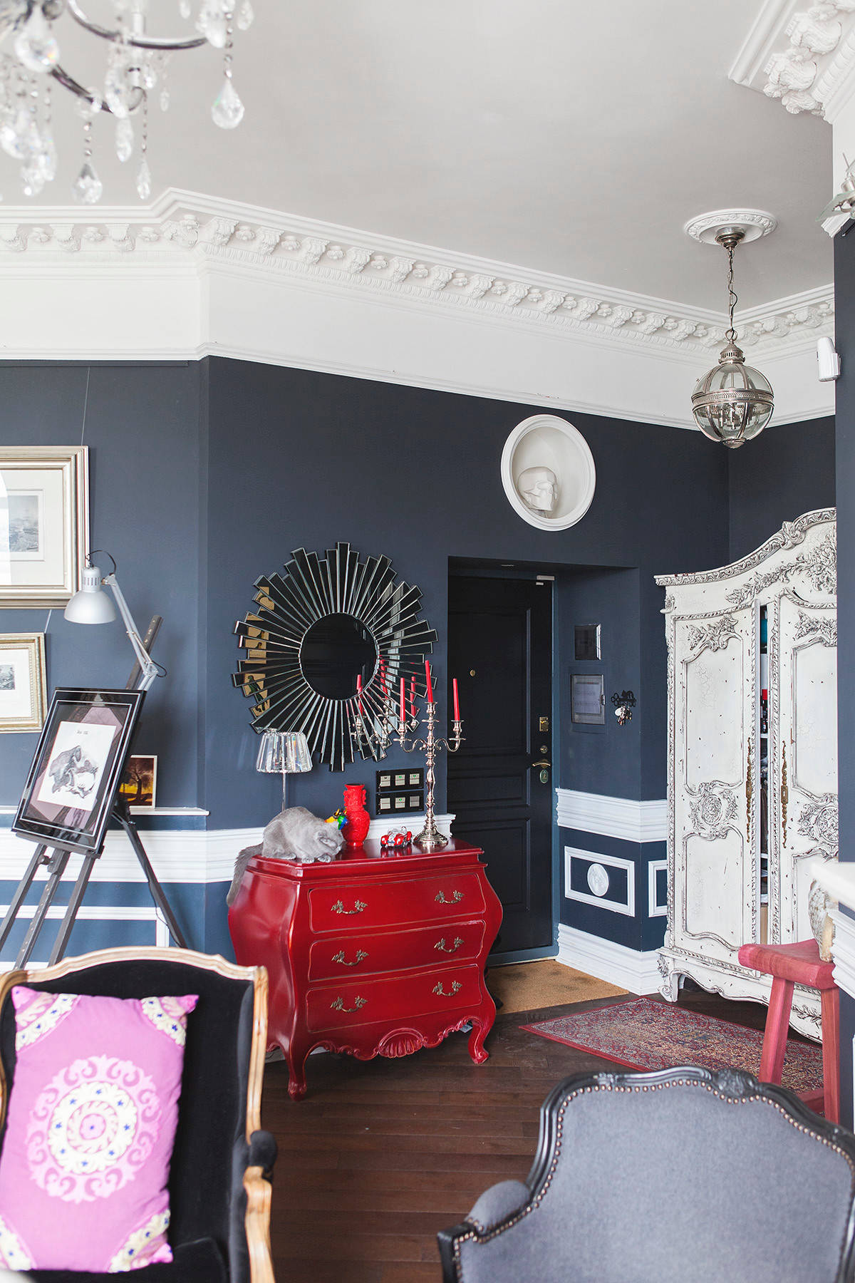 В гостях: Квартира с черными стенами напротив ипподрома