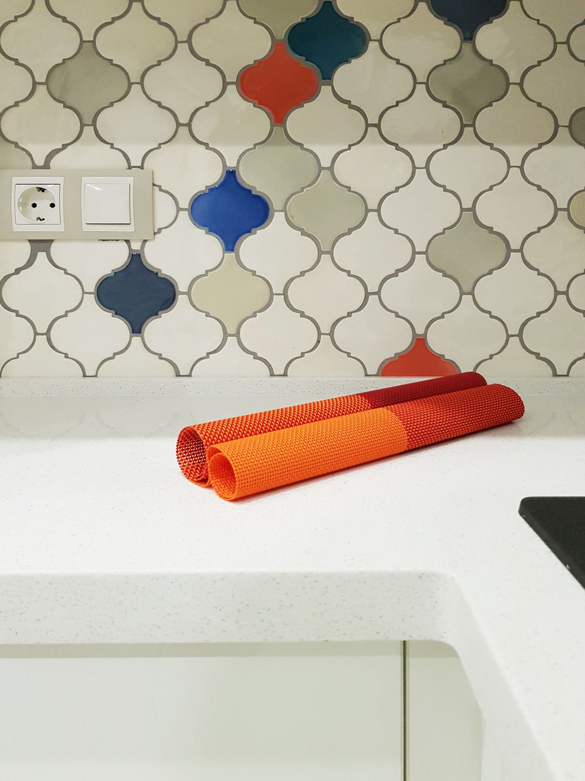 Бабушкина ваза на белой кухнеглубокая столешница