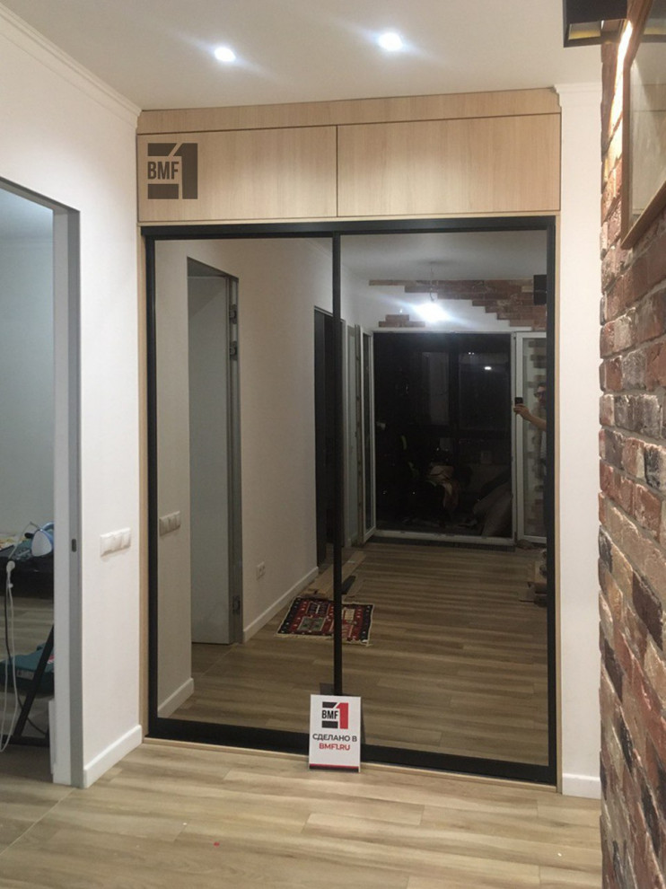 Стеклянный шкаф-купе для прихожей с антресолью