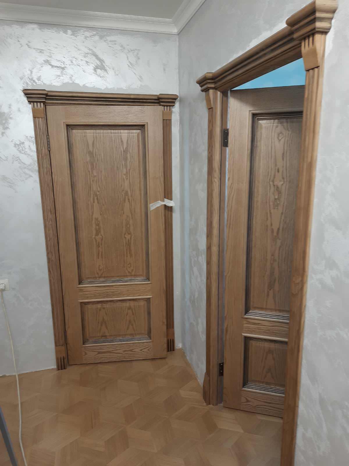 Шпонированные классические двери в московской квартире