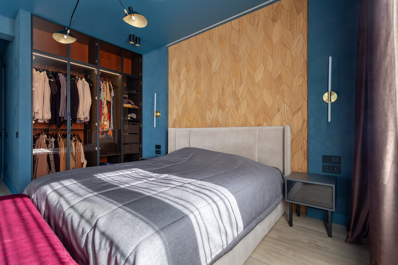 Фасады шкафа выполнены из тонированного стекла в черной алюминиевой рамке