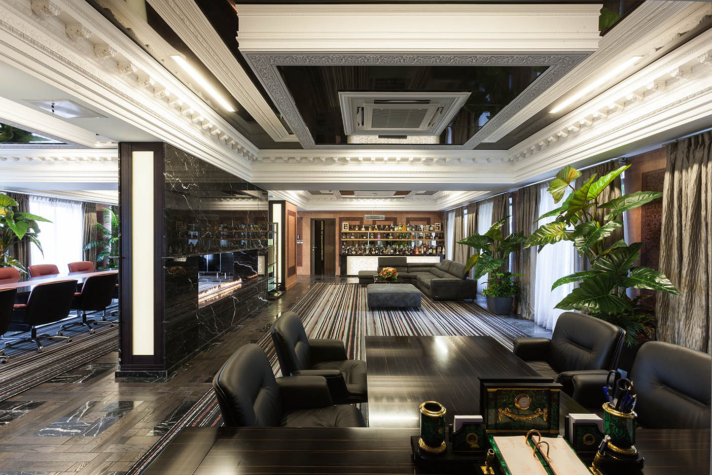 Офис с камином. Office with fireplace.