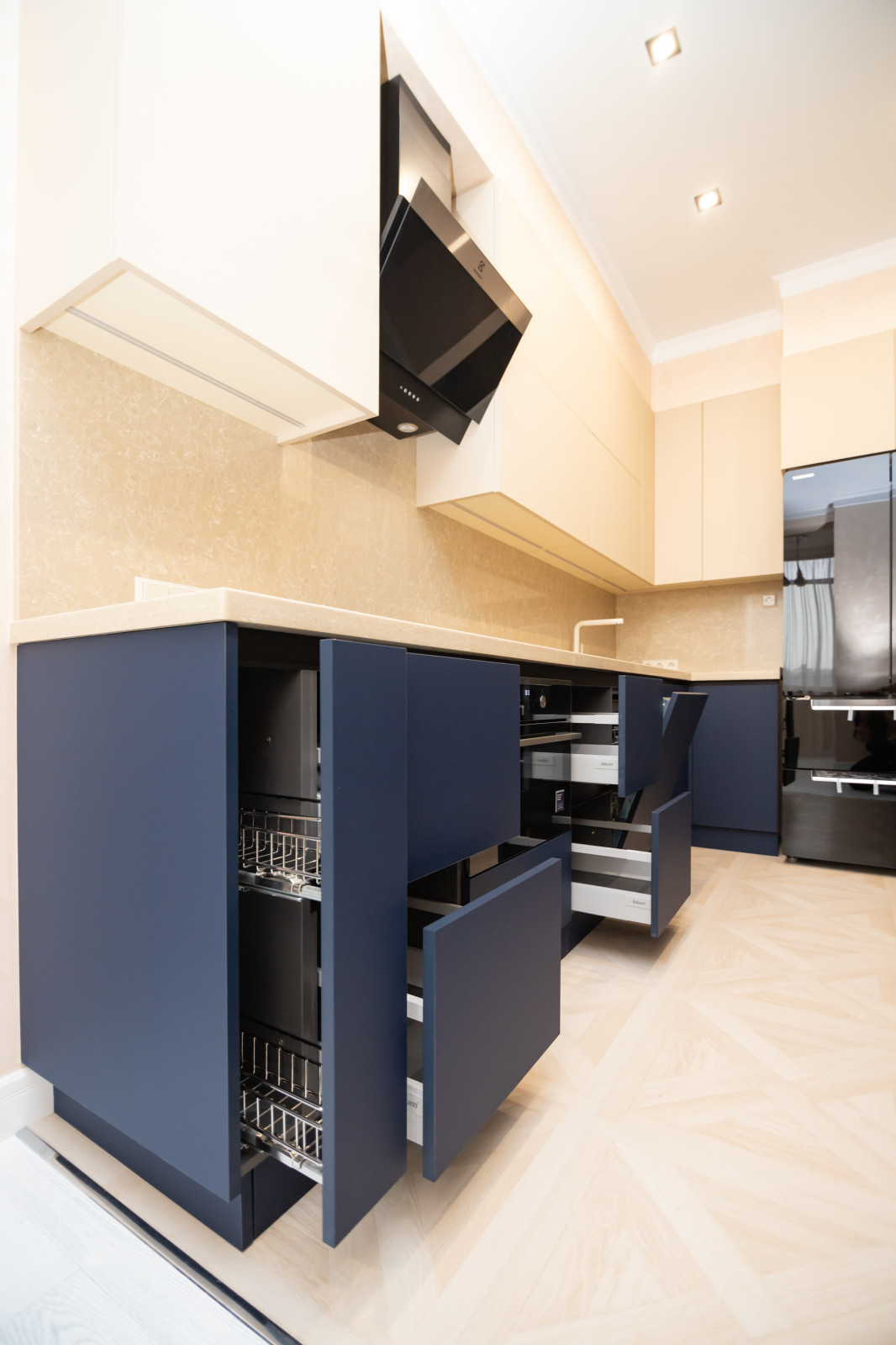 Бело-синяя кухня в современном стиле