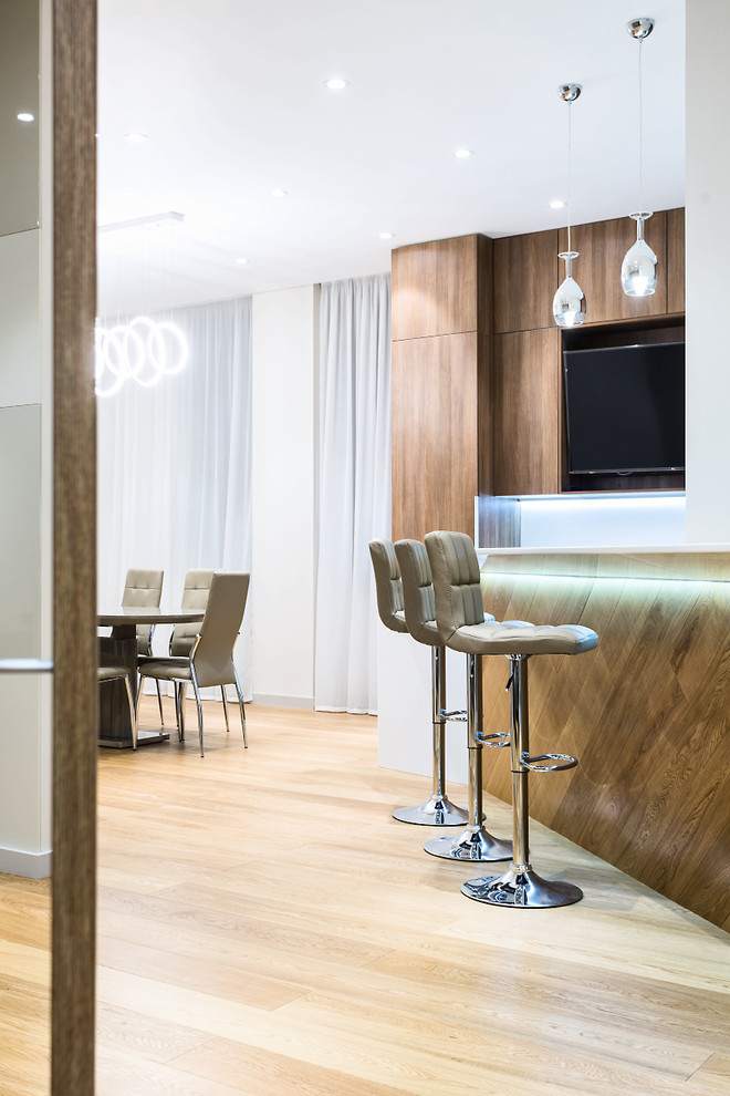 Просторная квартира с 2 спальнями в серых тонах.