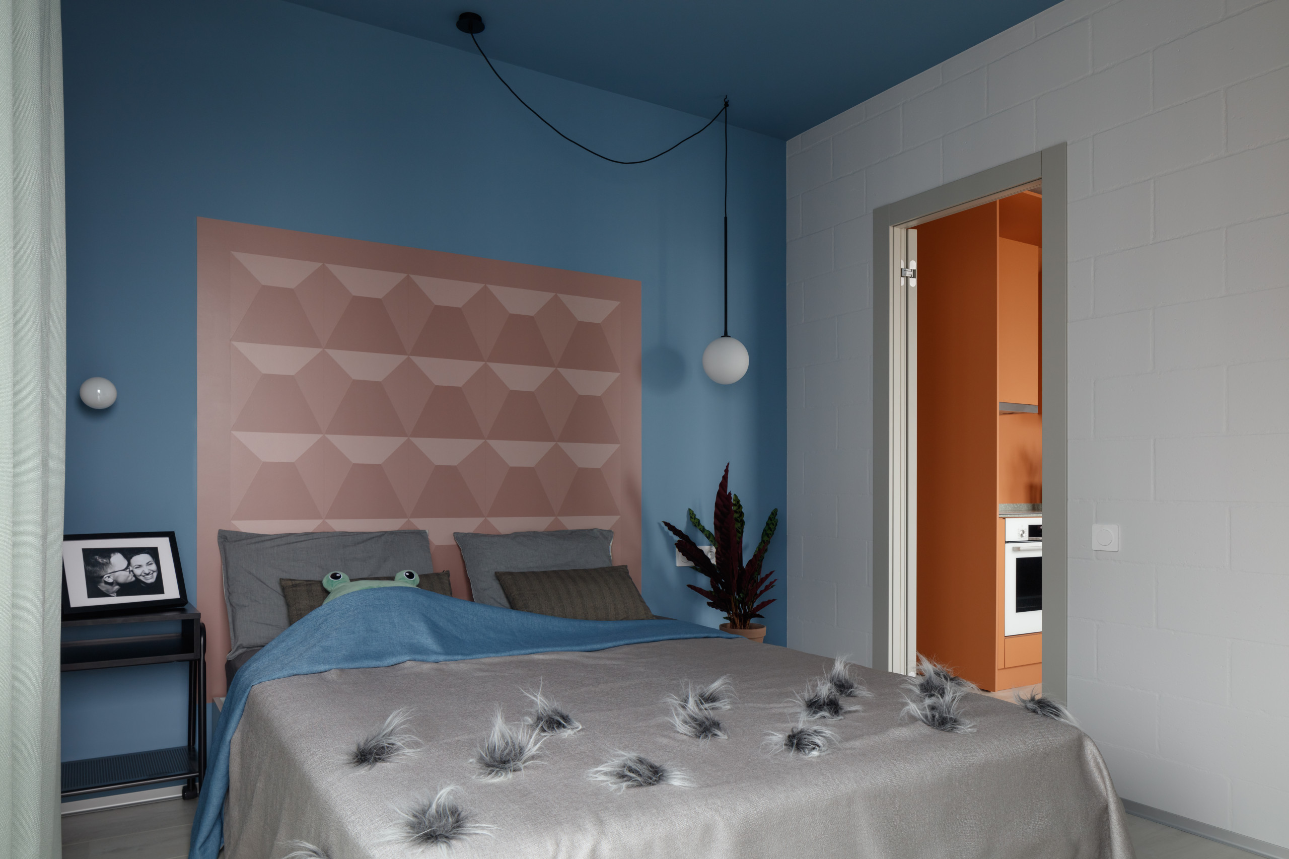 Houzz тур: Квартира с карамельным кубом и «бетонной» панелью ПО-2