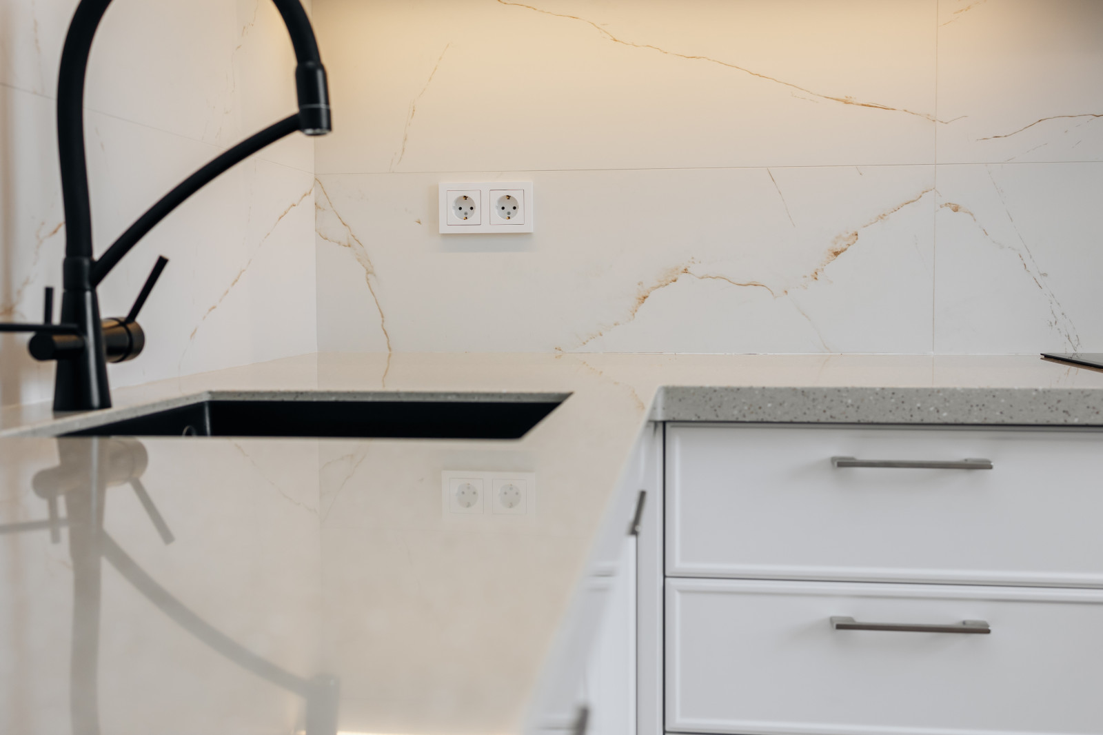 Светлая минималистичная кухня