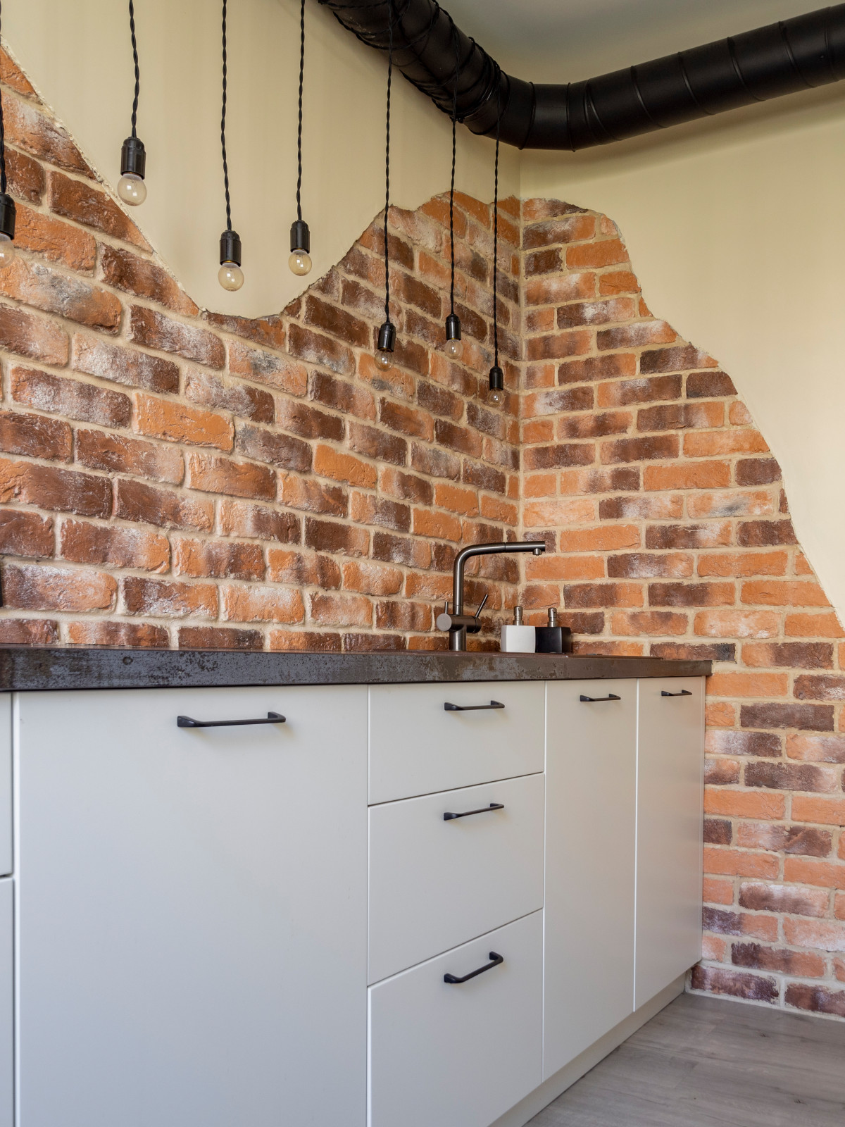 Кухня в стиле неоклассика без верхних модулей