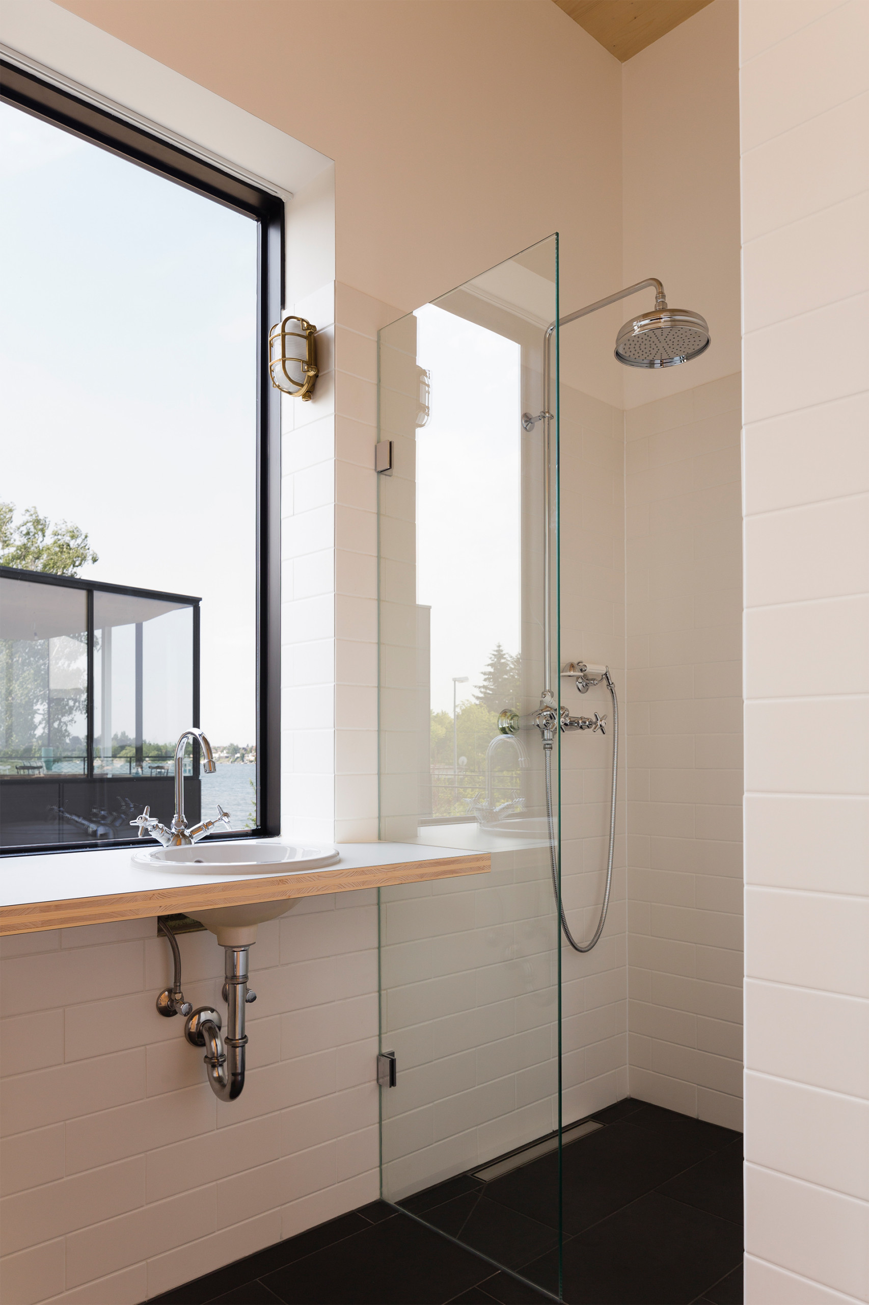 Houzz Австрия: Черный дом на озере — для трех семей