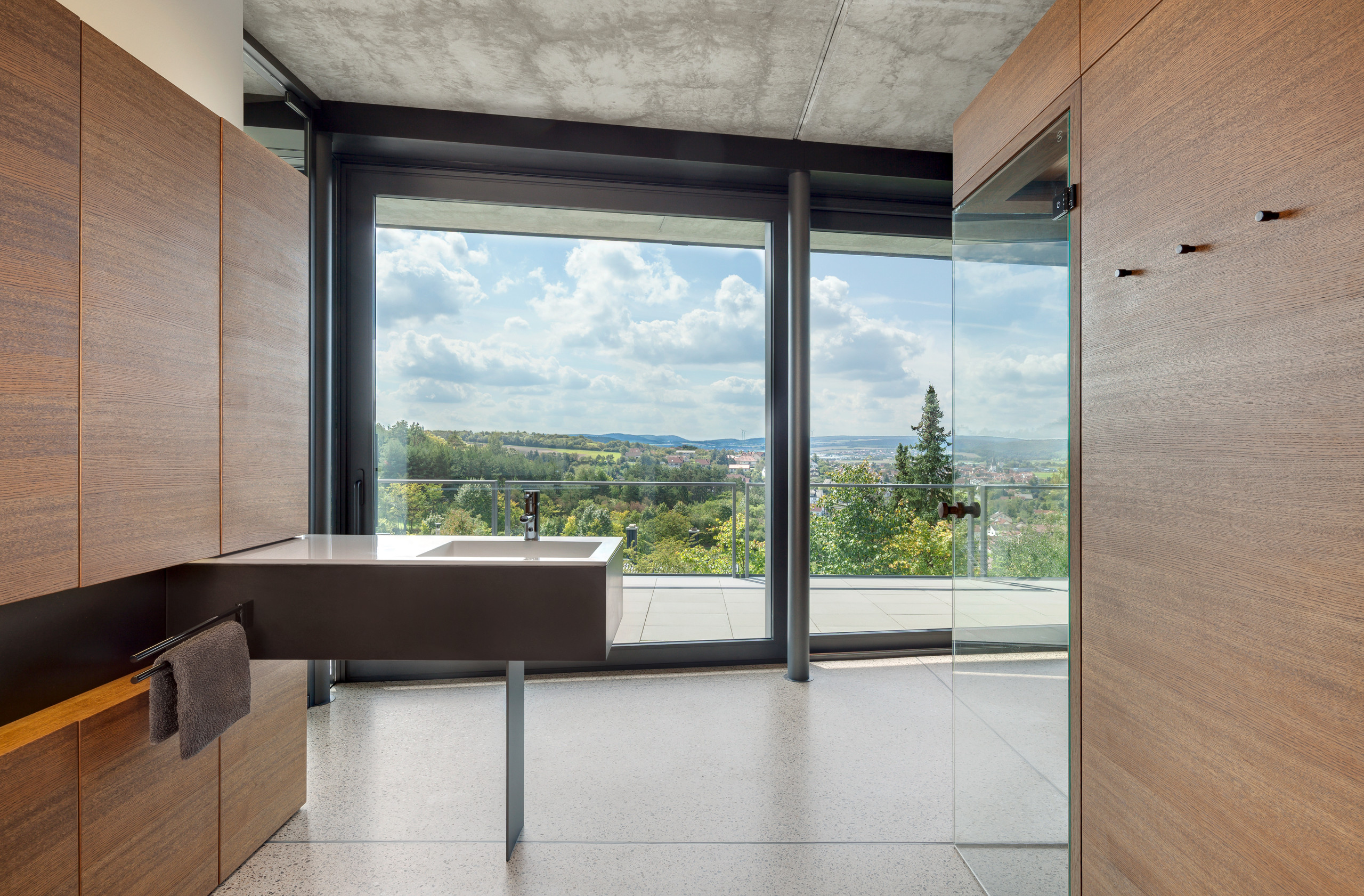 Houzz Германия: Дом с бассейном на склоне холма