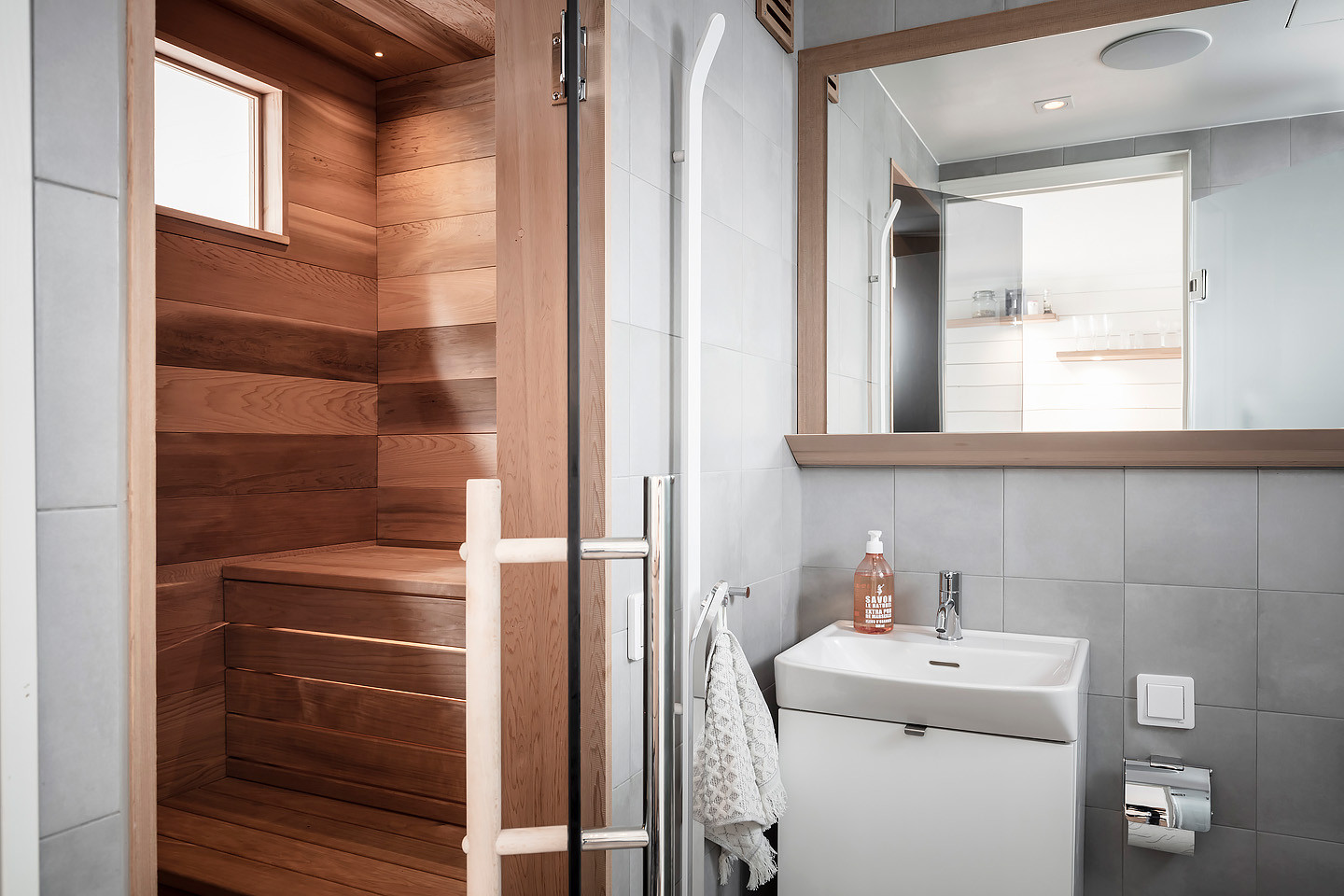 Houzz Швеция: Микростудия 20 кв.м — с сауной и огромным столом