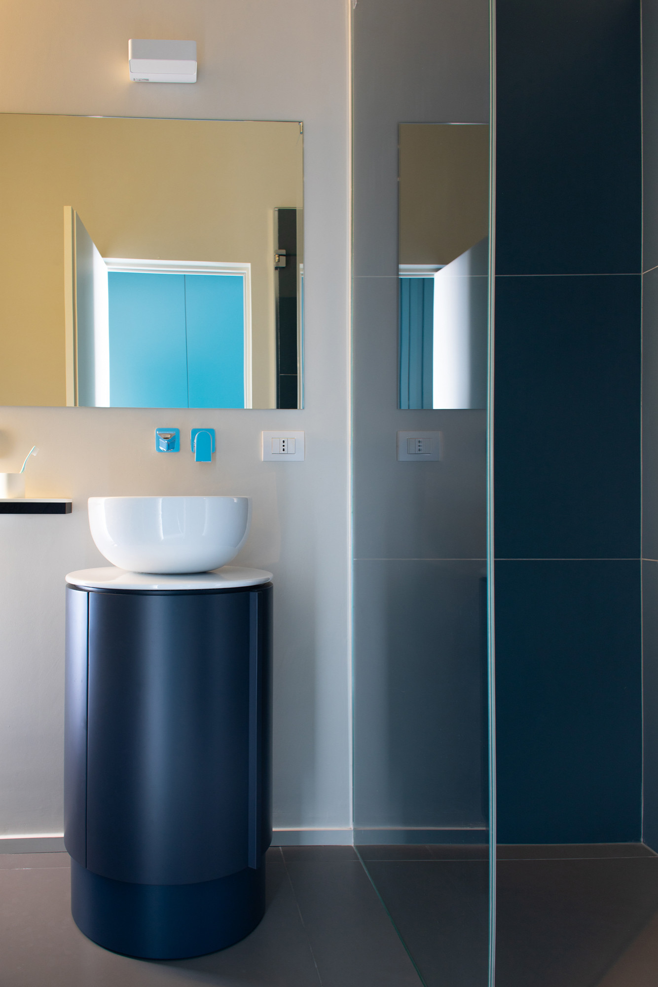 Houzz Италия: Квартира со шкафом-воронкой в прихожей