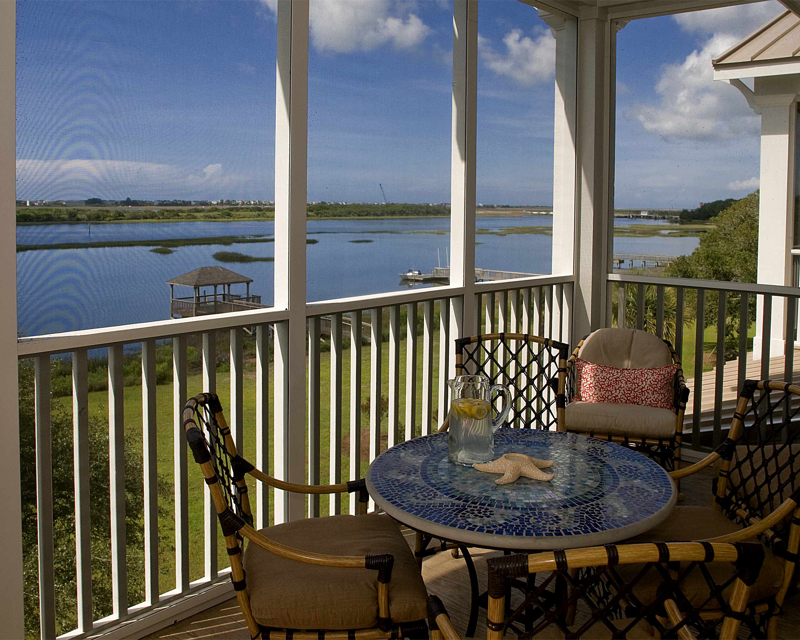 Подняться над суетой: 11 образов для балкона