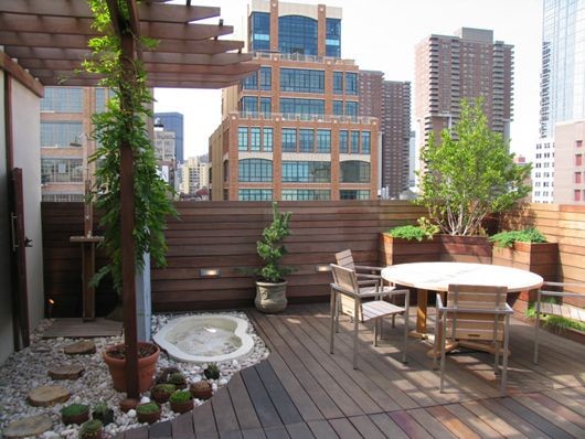 Выход на паркет: Садовый настил как доступная альтернатива террасам