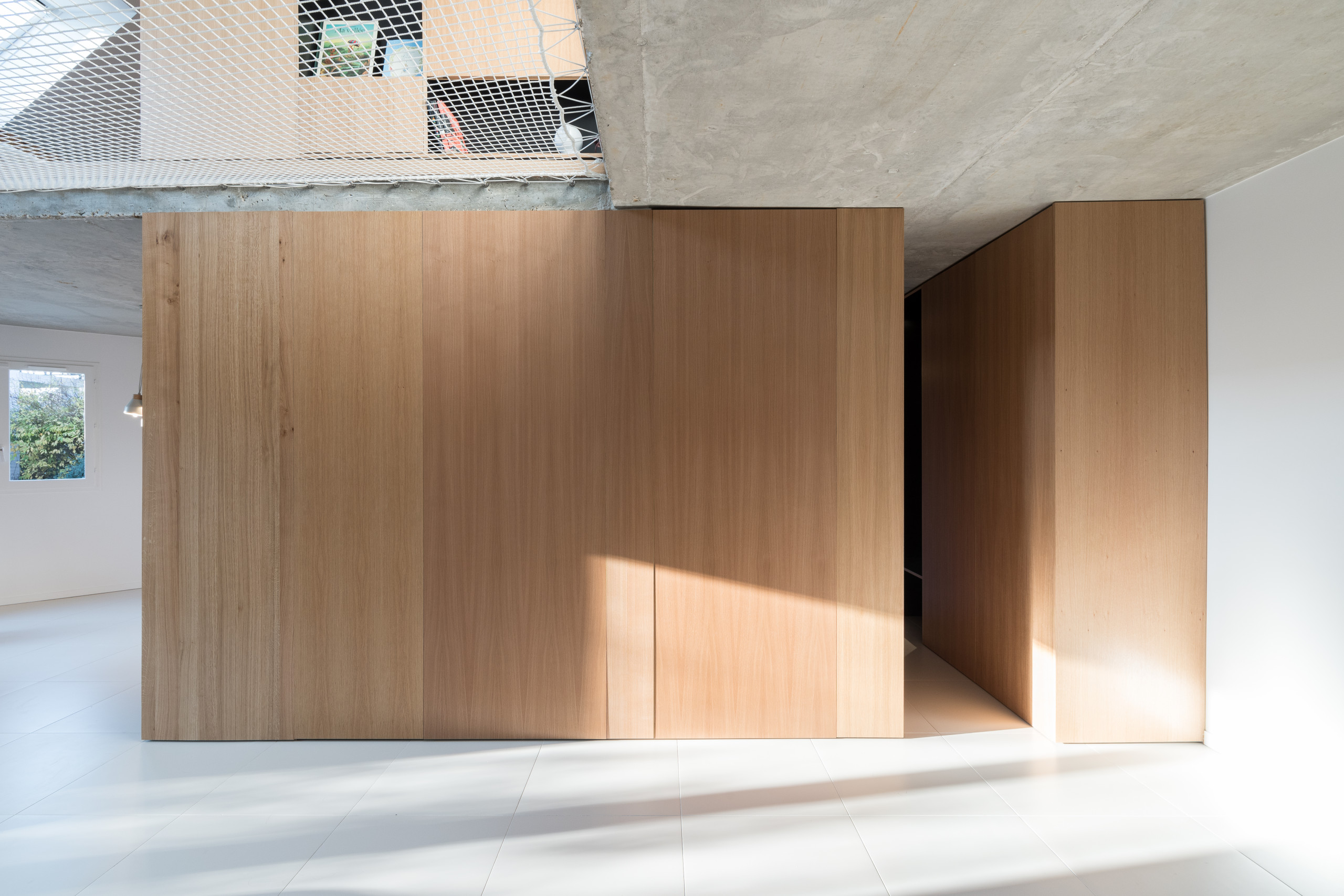 До и после:  Минималистичный дом с сеткой-гамаком во Франции