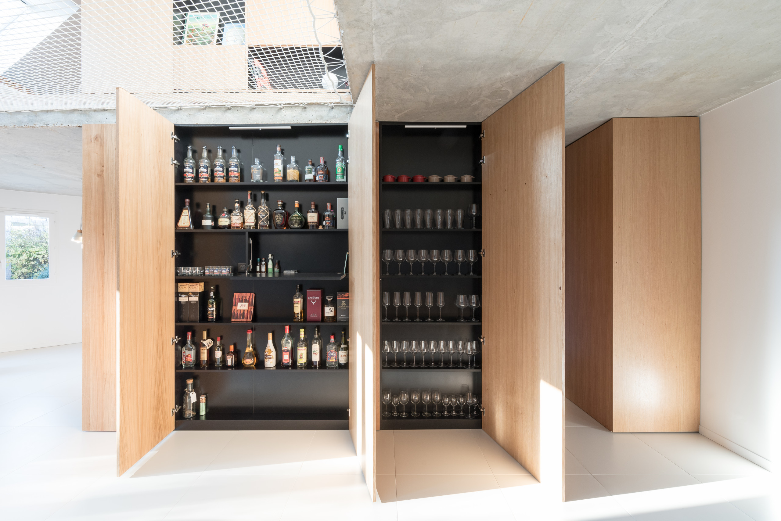 До и после:  Минималистичный дом с сеткой-гамаком во Франции