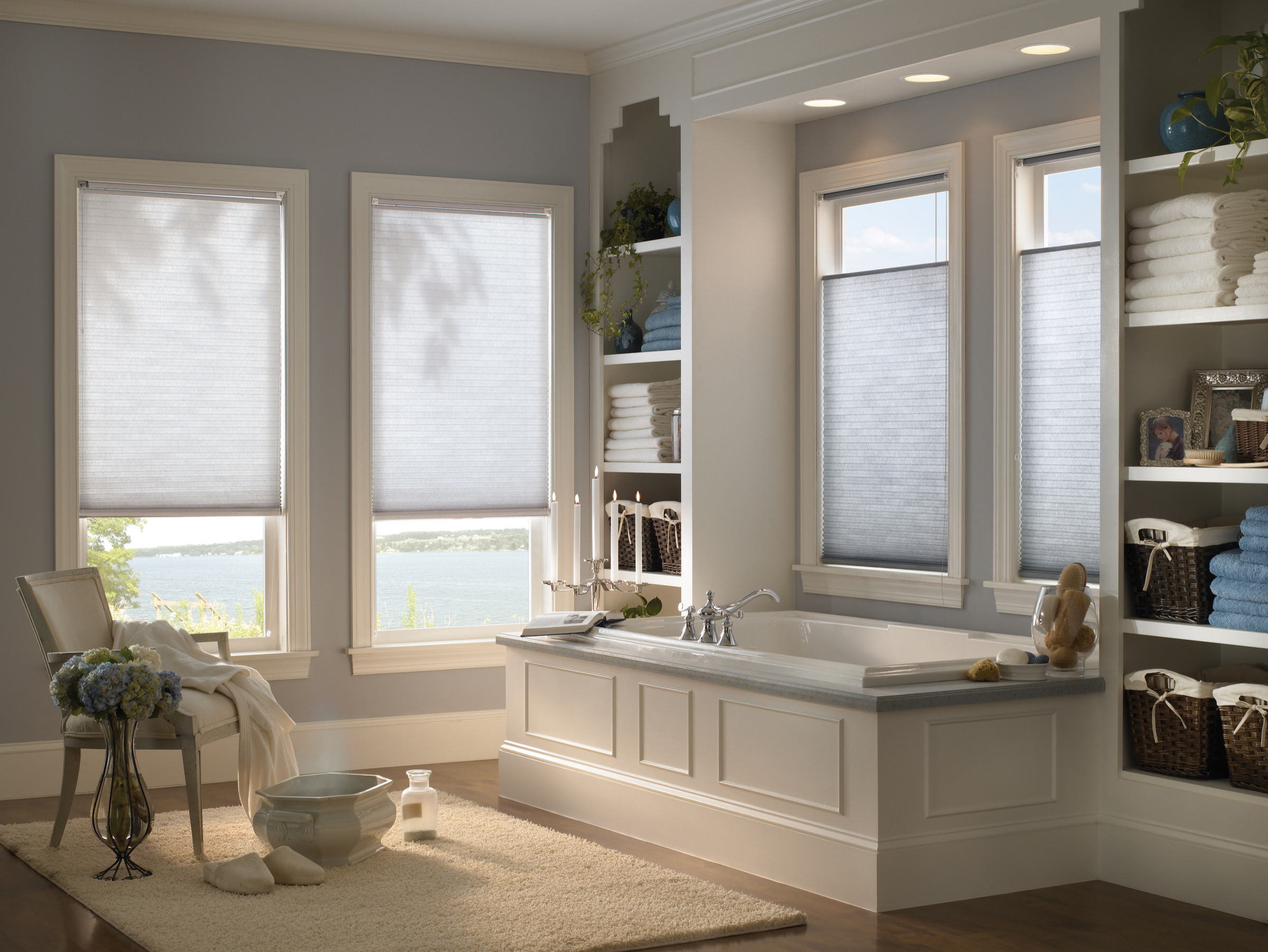 Шторы для ванной: Как оформить маленькое и большое окно