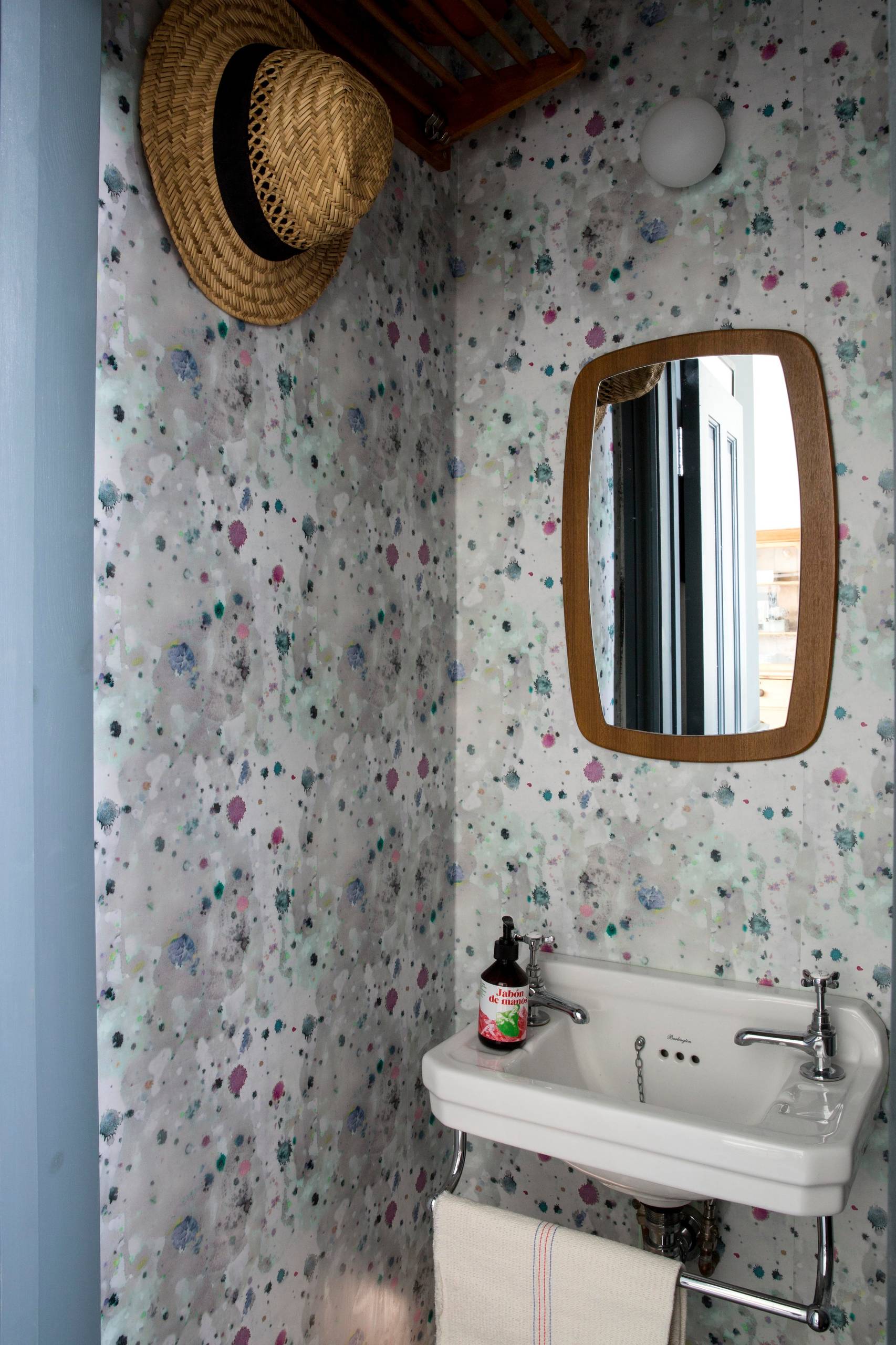 Просто фото: Ой, у вас обои в пятнах