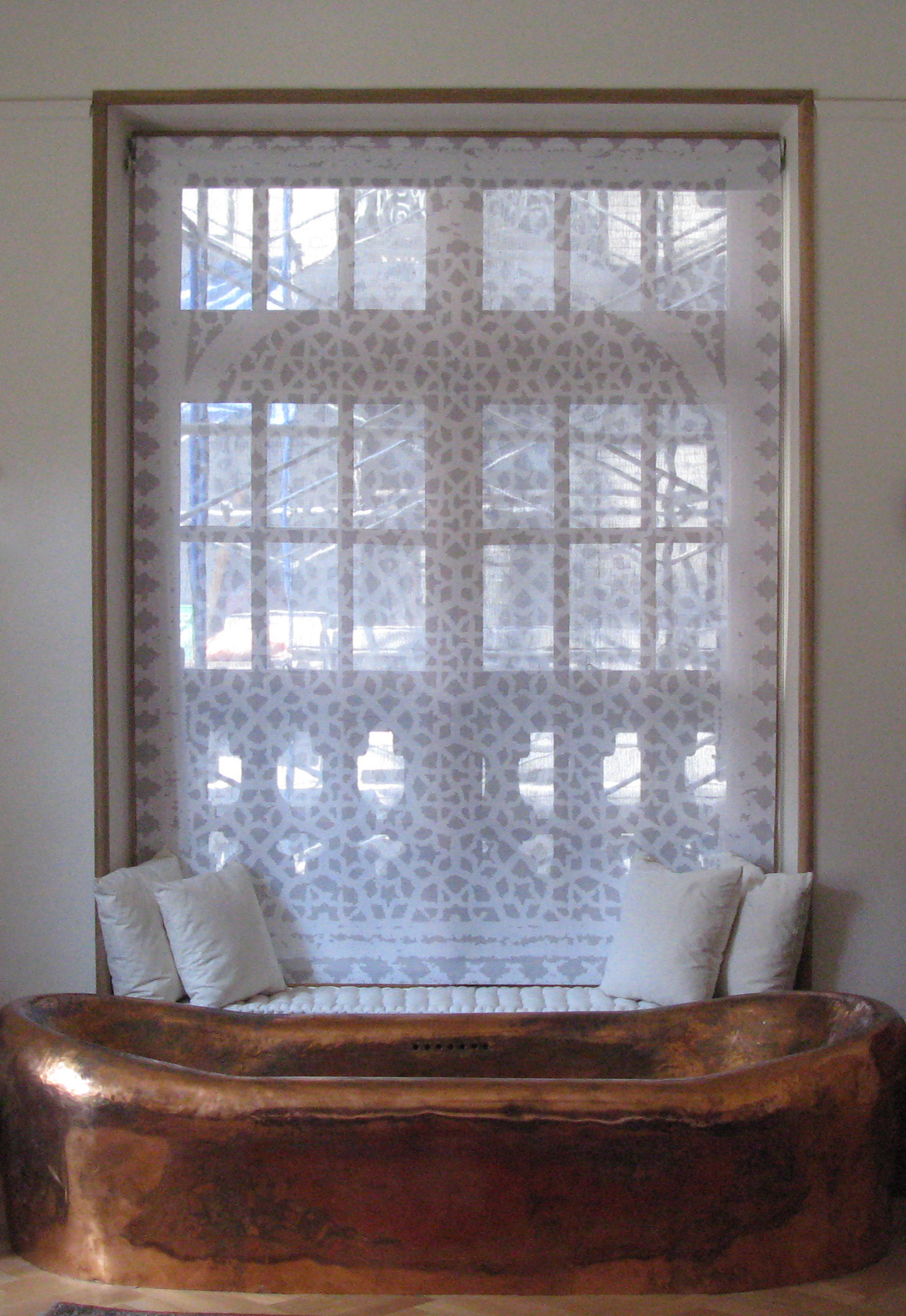 Шторы для ванной: Как оформить маленькое и большое окно