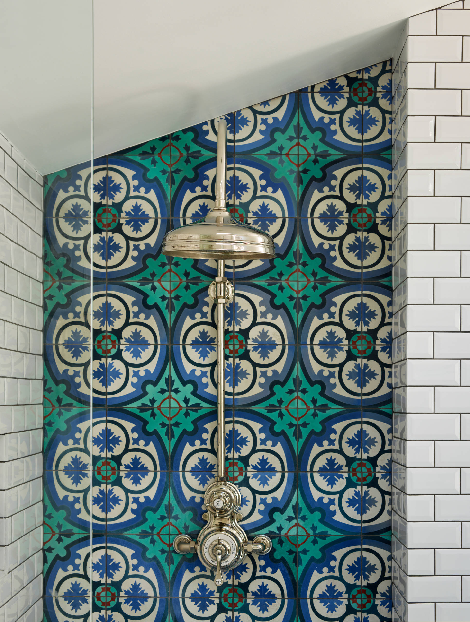 Проект недели: Ванная с яркой плиткой в Лондоне