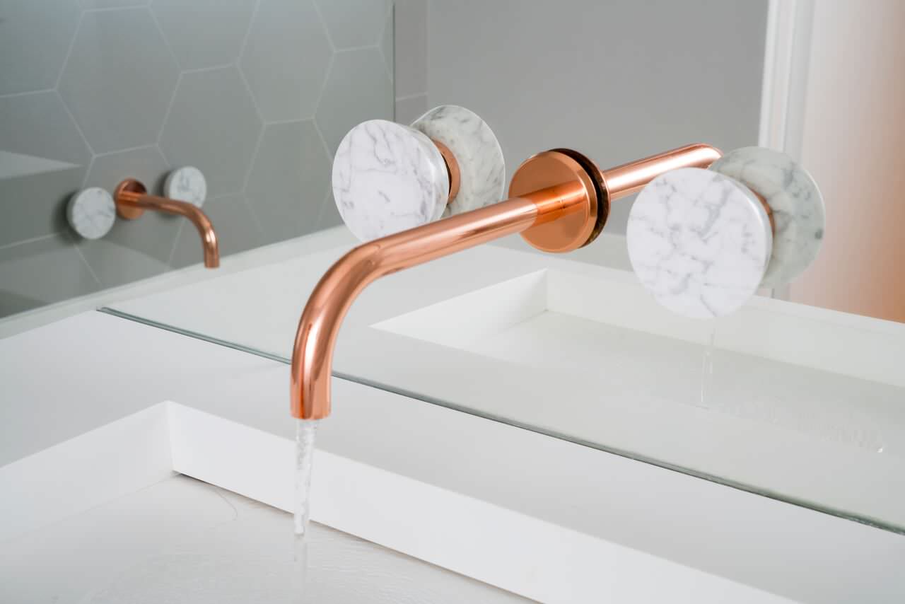 Хороший вопрос: Как добавить цвета ванной комнате, не меняя отделку