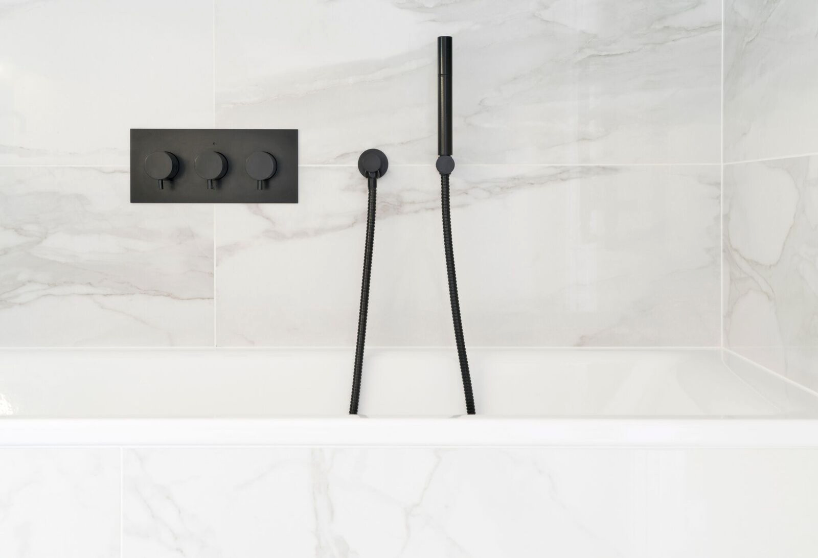 Смеситель скрытого монтажа — чем он отличается от привычного