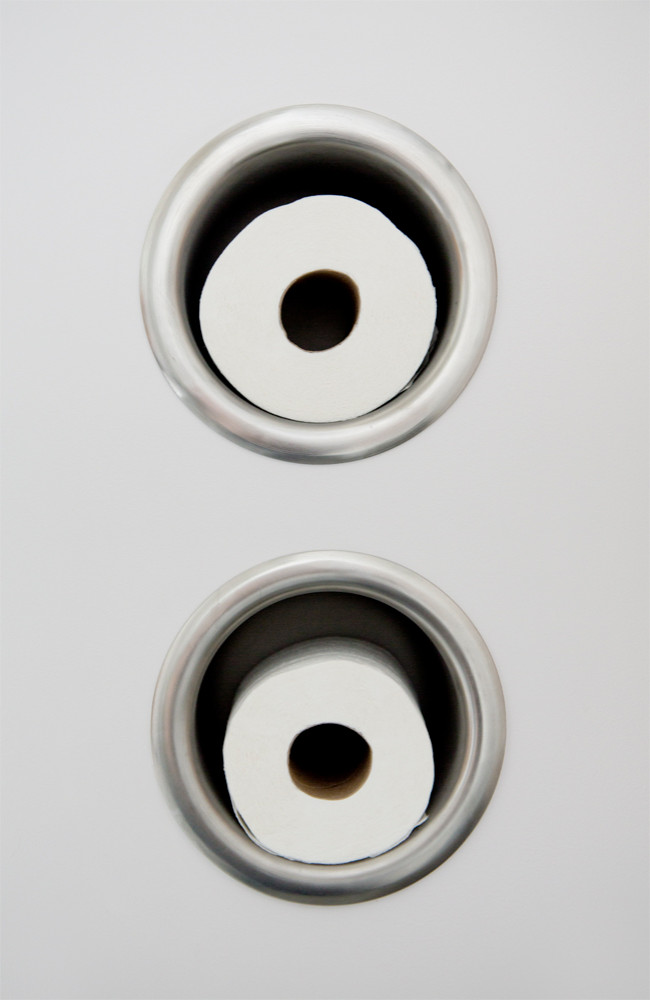 Единственный верный способ вешать туалетную бумагу. Наверное...