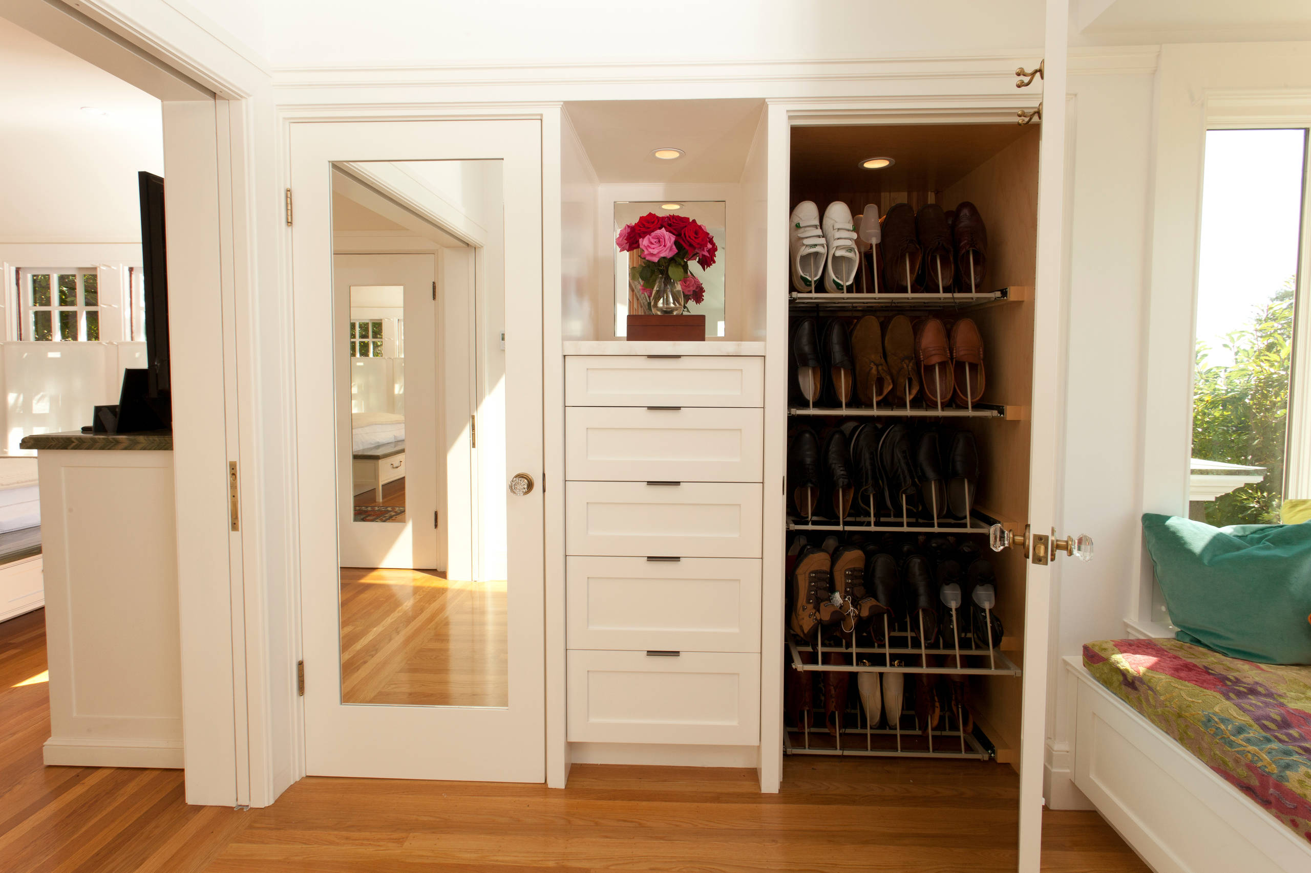 Как правильно: Разобрать гардероб со стилистом