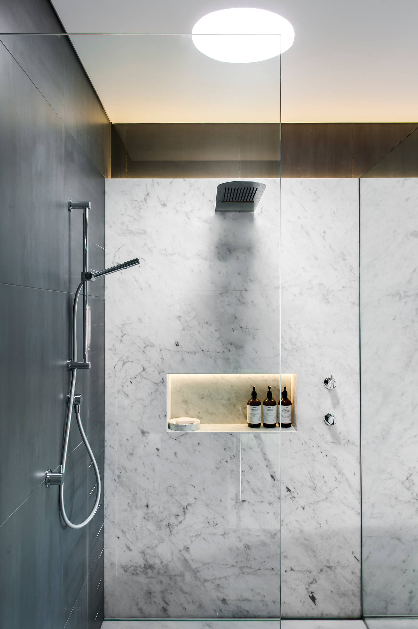 Смеситель скрытого монтажа — чем он отличается от привычного