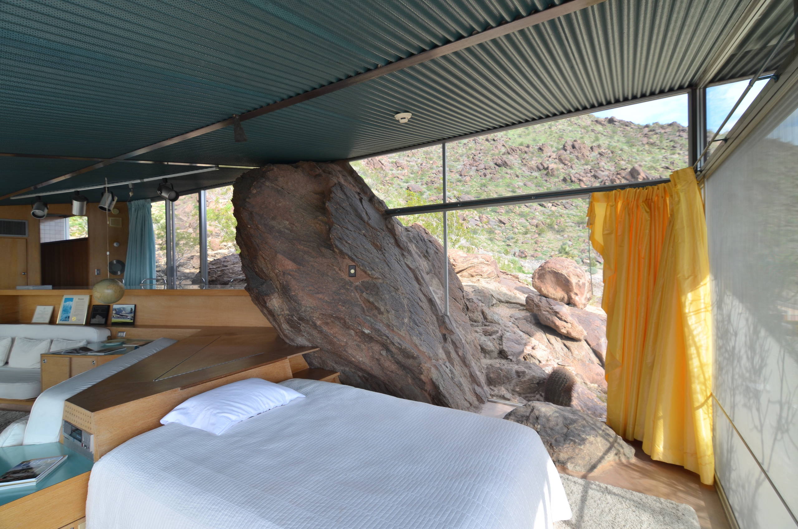 Архитектура: Дом-легенда с валуном внутри