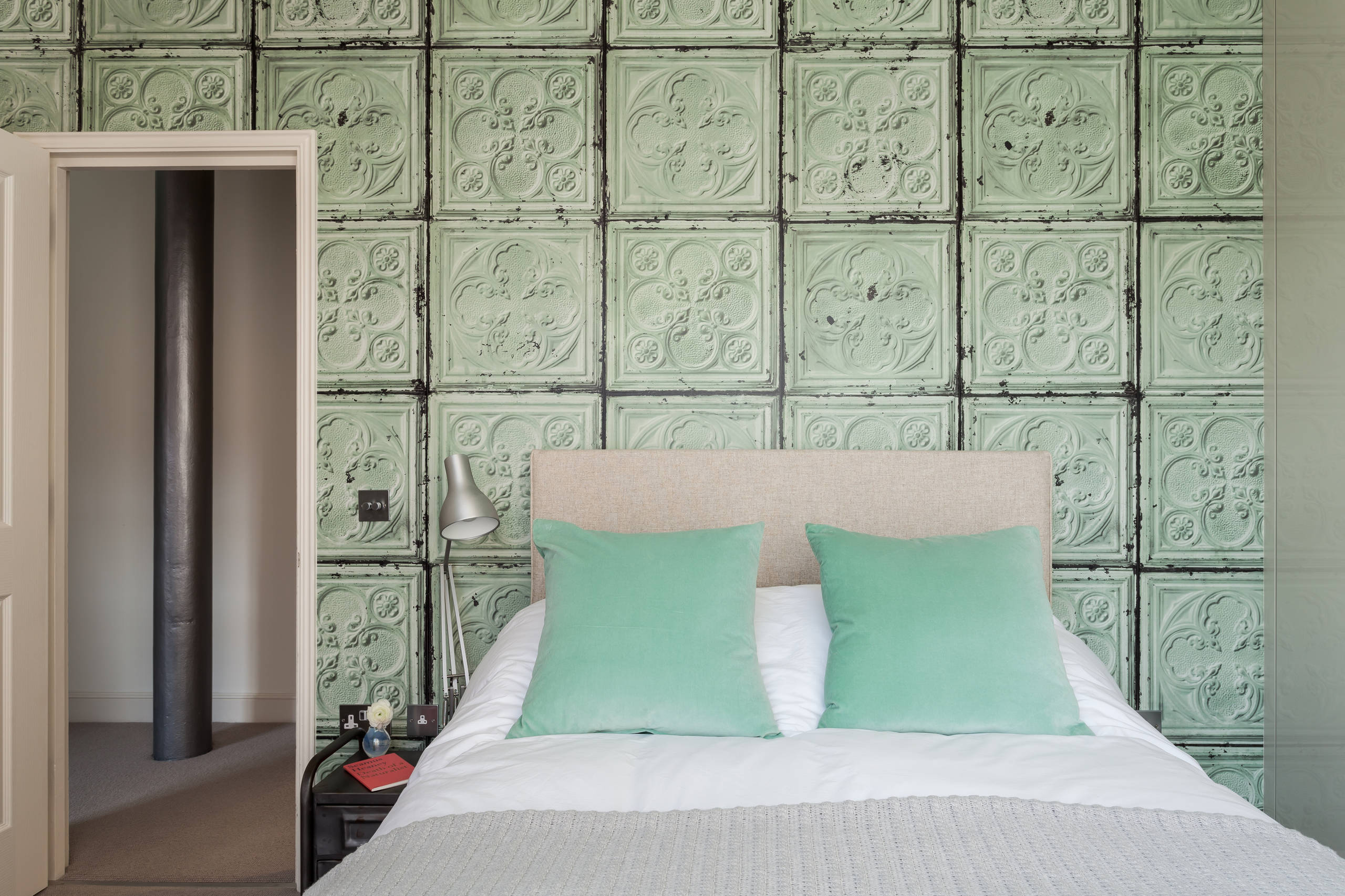 Так и надо: Обои в ванной — плитка в гостиной