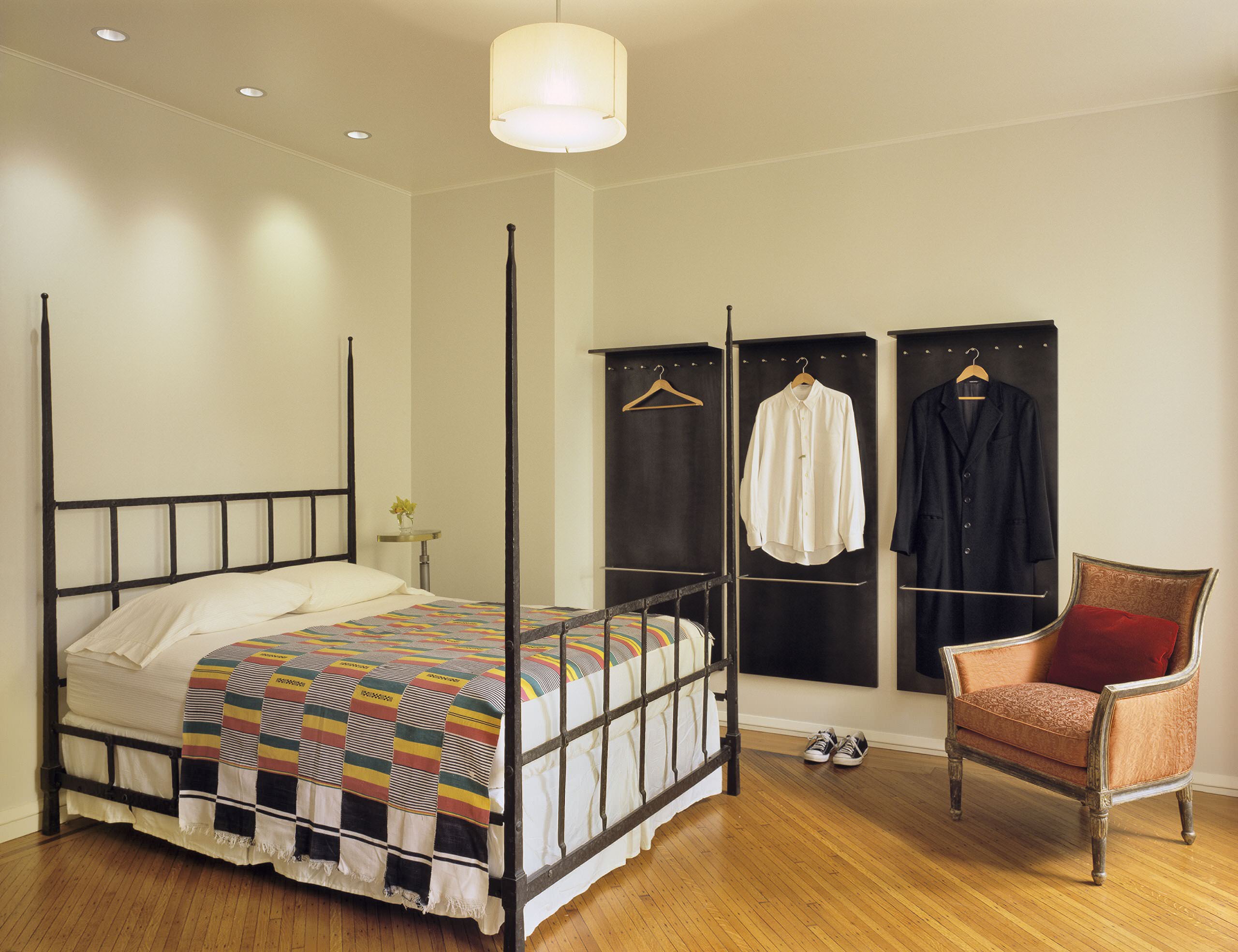 Porno Artur Kiyimi bilan mast ayolni sikdi