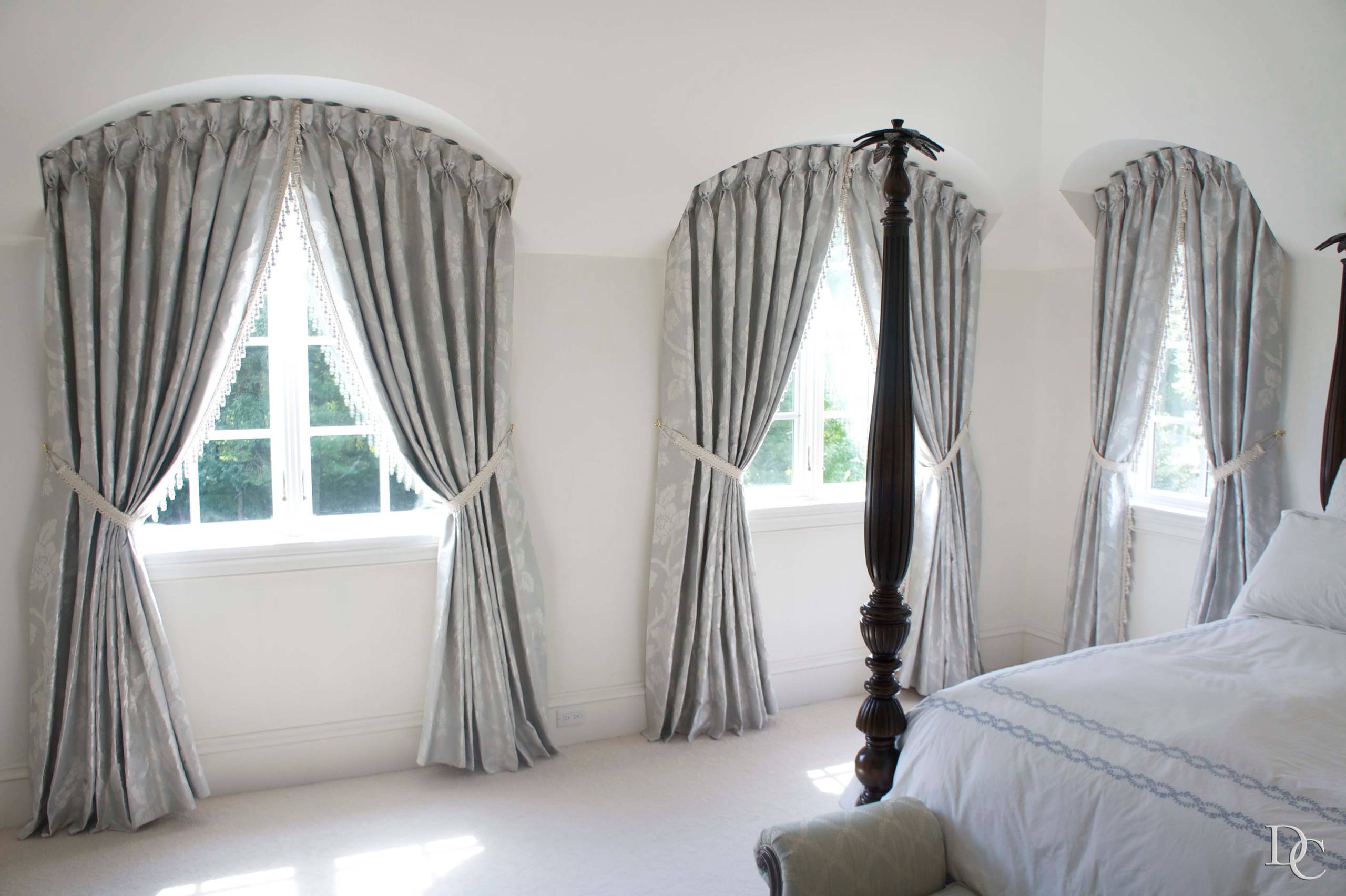 Не квадрат: Какие шторы подойдут окну арочной формы