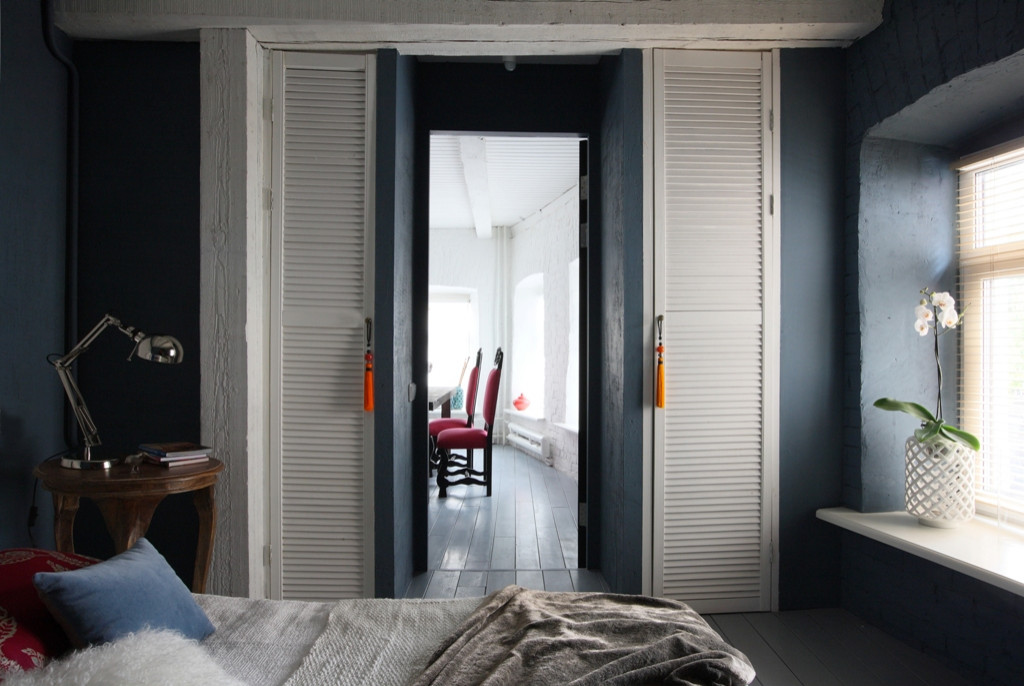 Houzz тур: Пять окон, старый забор и камин в одной счастливой квартире