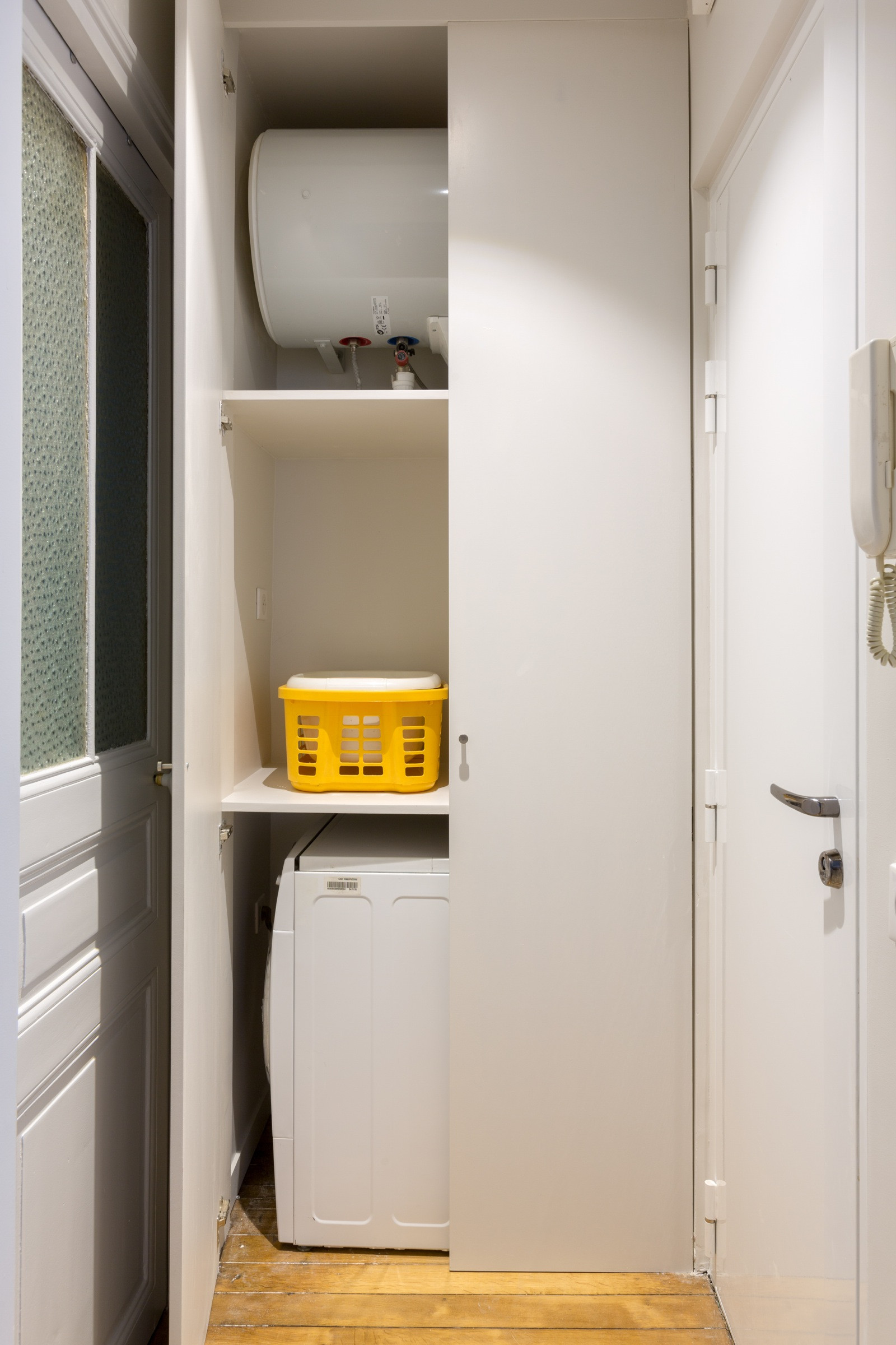 Houzz Франция: Квартира со стеклянной перегородкой, сделанной на заказ