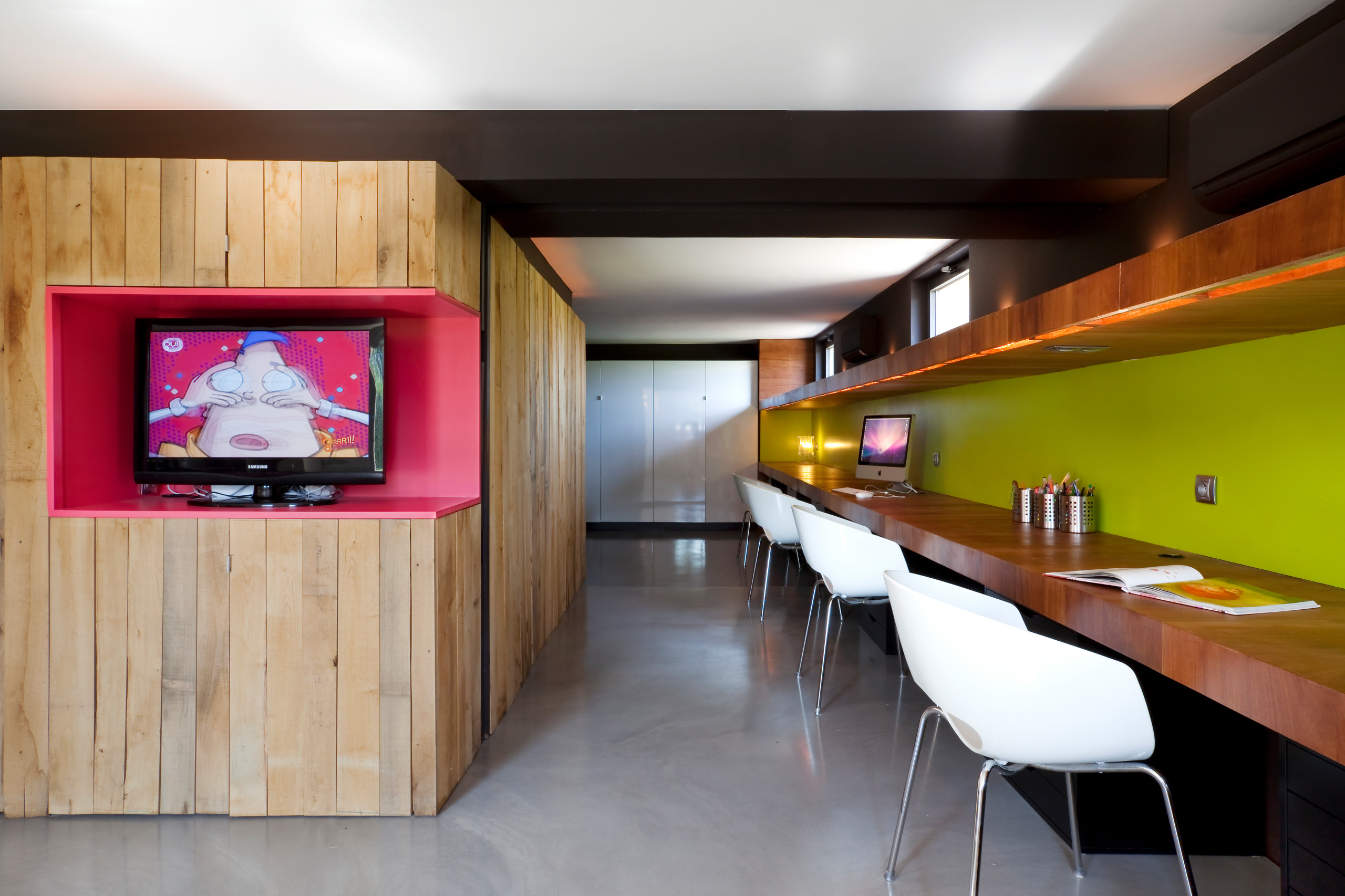 Детская недели: Современный интерьер для троих детей в цокольном этаже