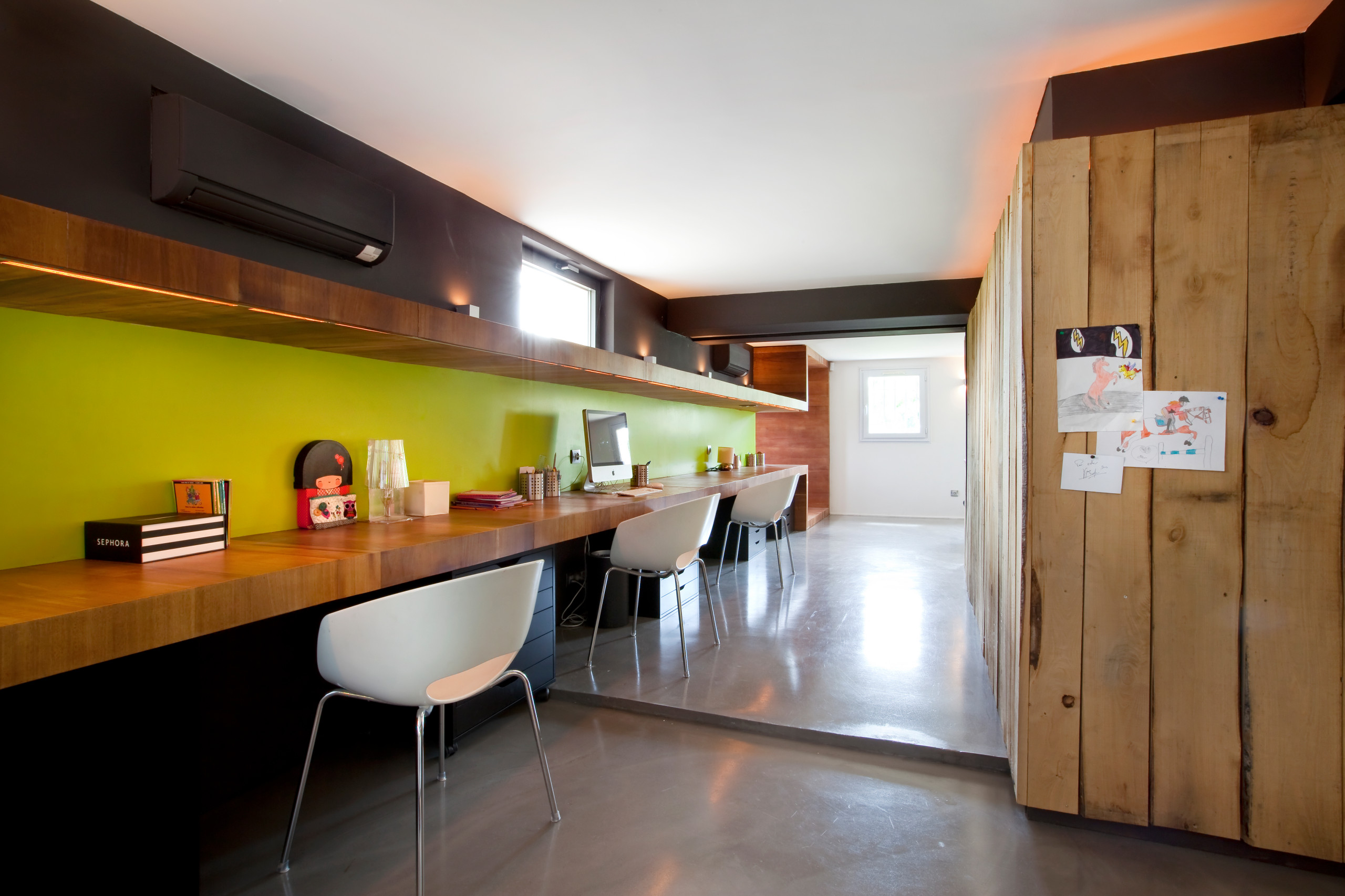 Детская недели: Современный интерьер для троих детей в цокольном этаже