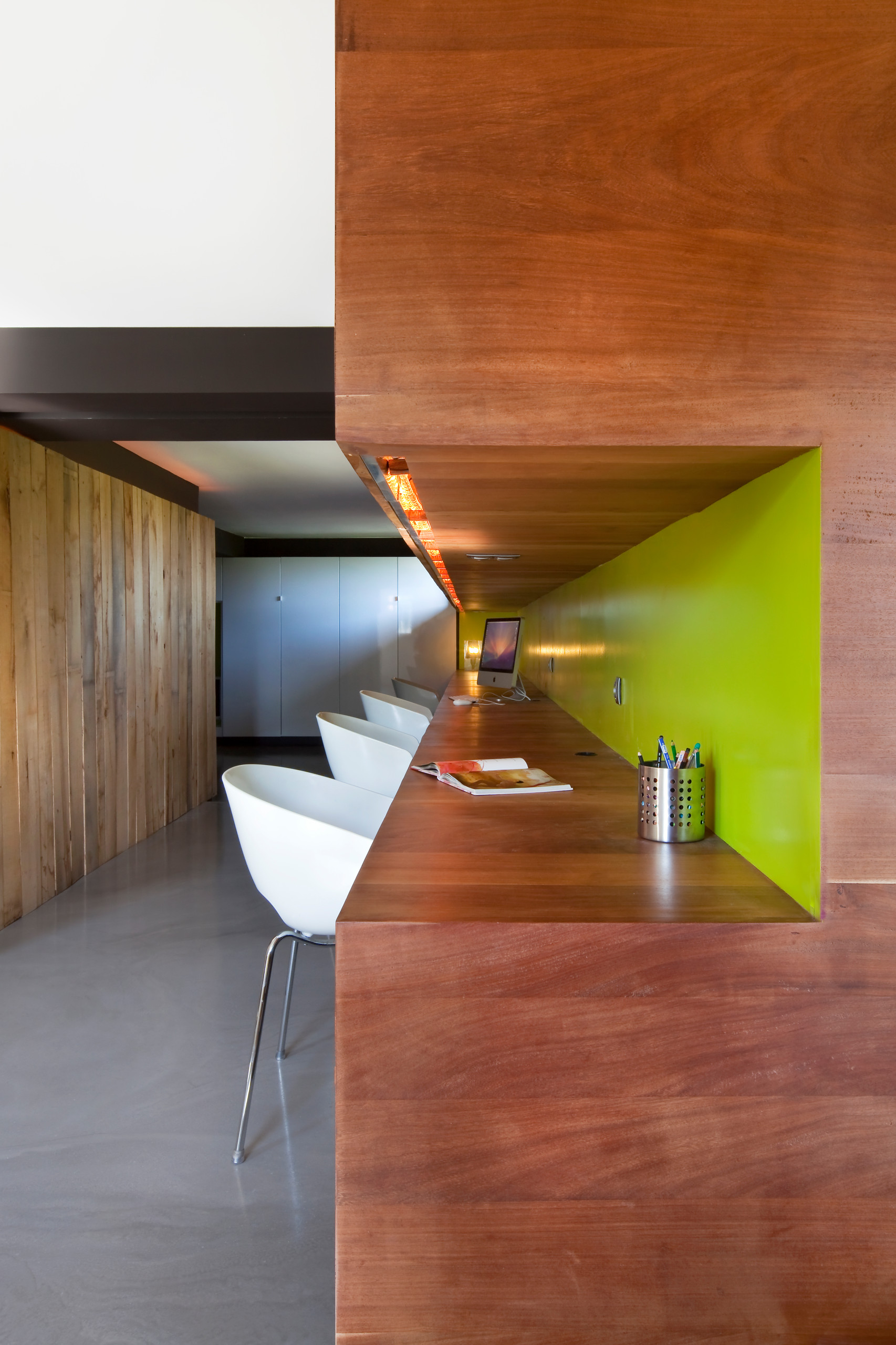 Детская недели: Современный интерьер для троих детей в цокольном этаже