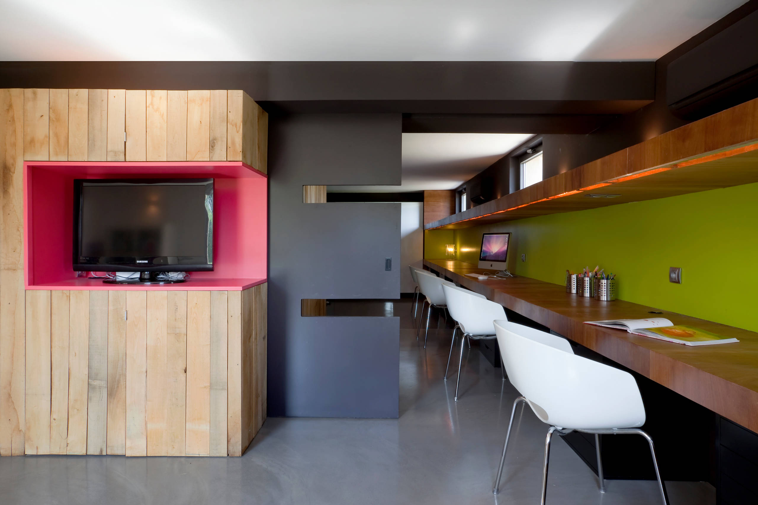 Детская недели: Современный интерьер для троих детей в цокольном этаже