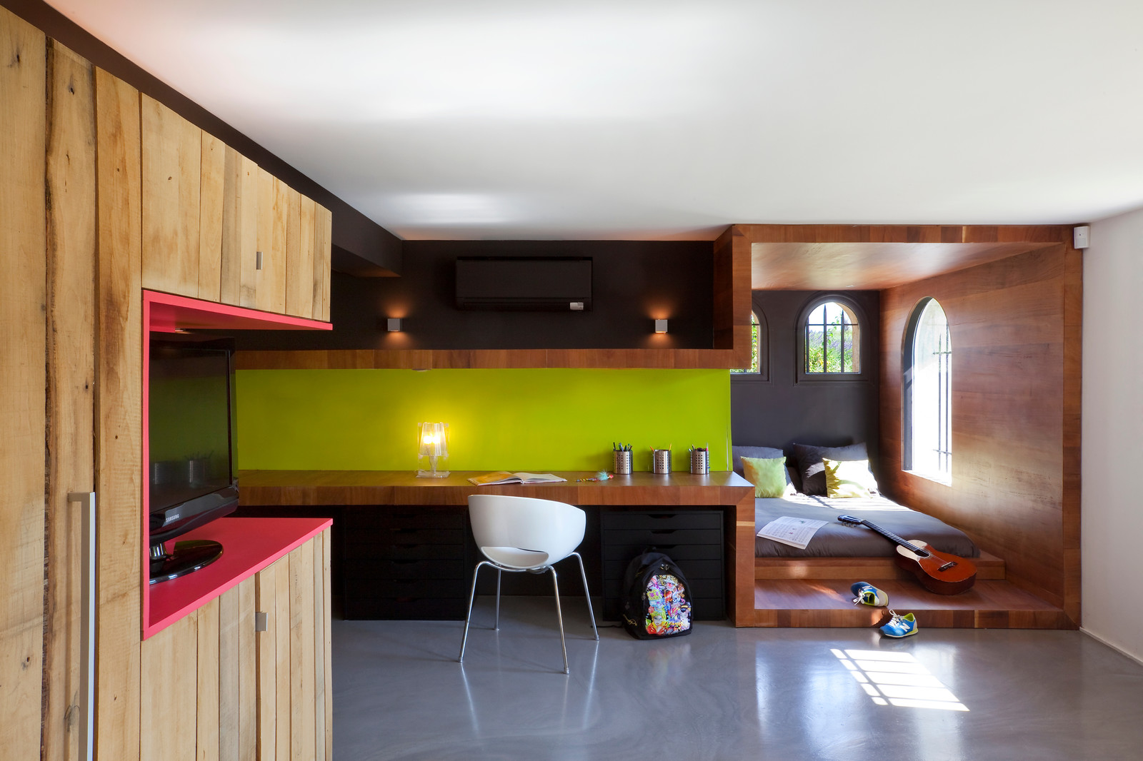 Детская недели: Современный интерьер для троих детей в цокольном этаже