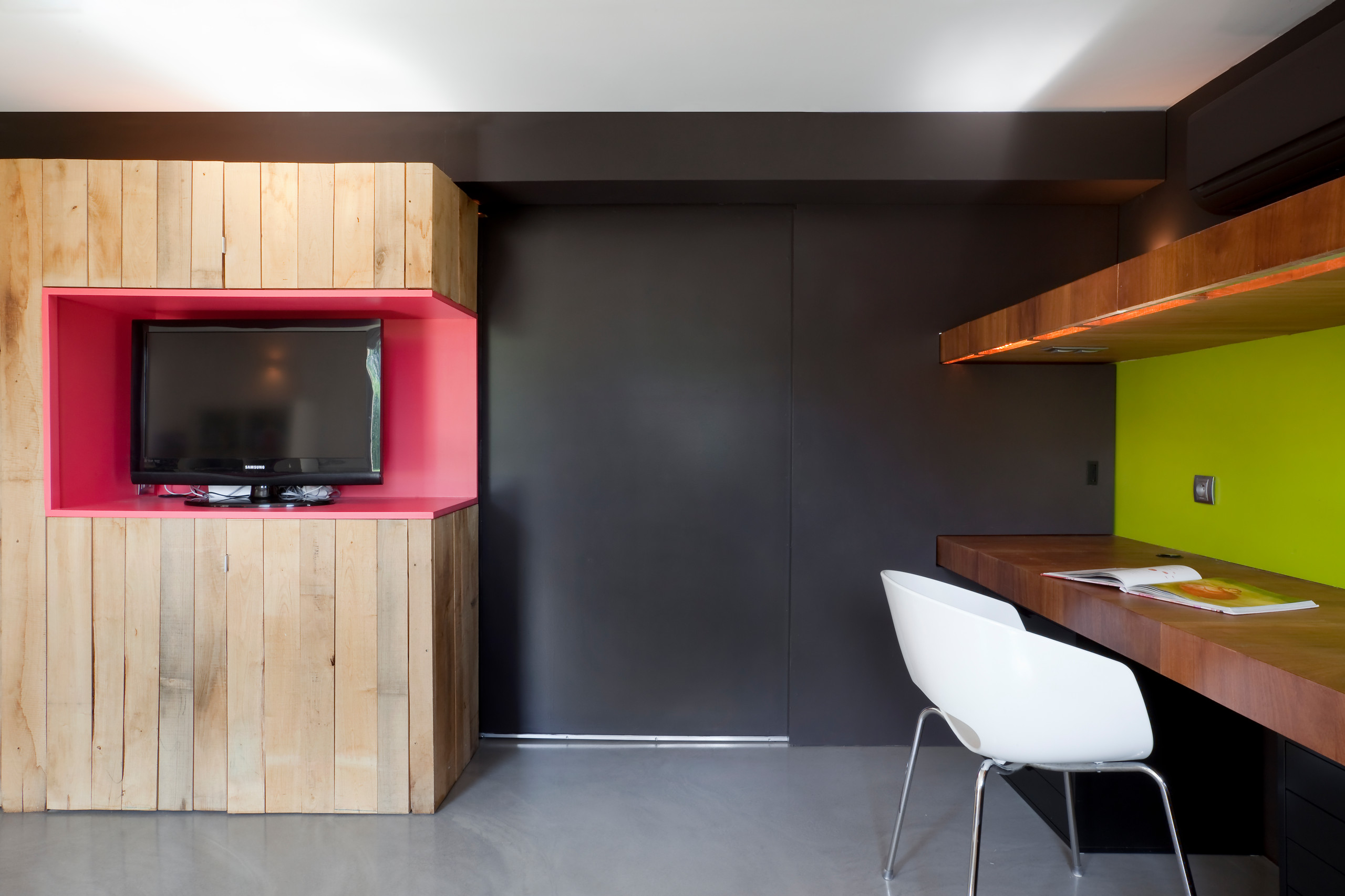 Детская недели: Современный интерьер для троих детей в цокольном этаже