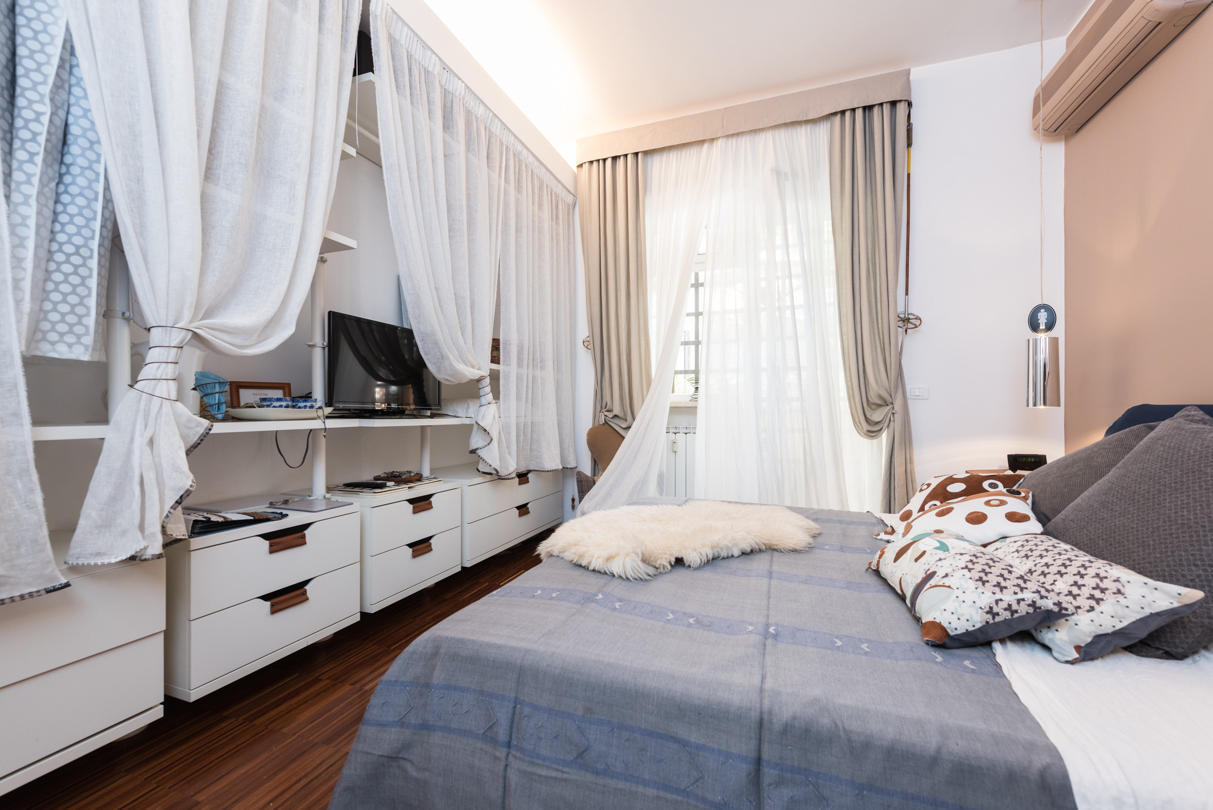 С миру по идее: Как хранить вещи в небольшой спальне