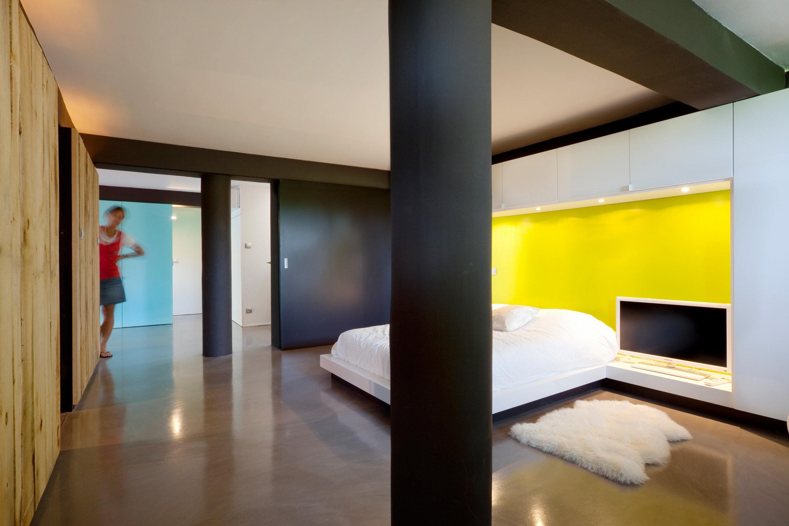 Детская недели: Современный интерьер для троих детей в цокольном этаже