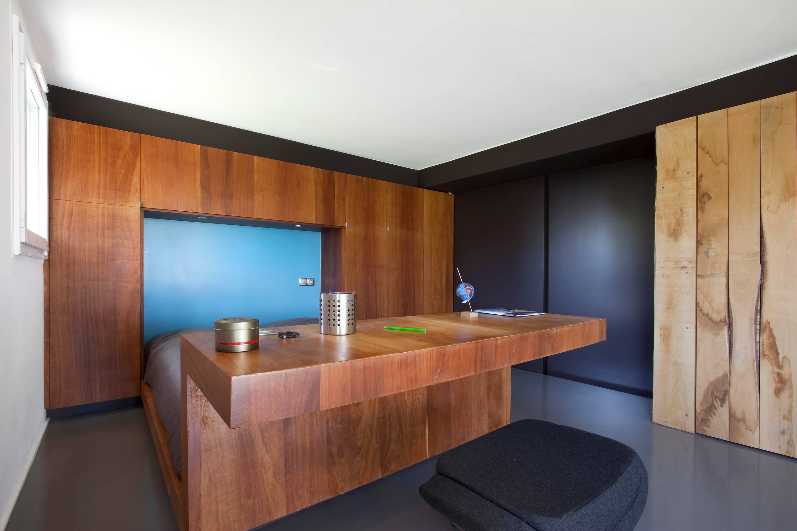 Детская недели: Современный интерьер для троих детей в цокольном этаже