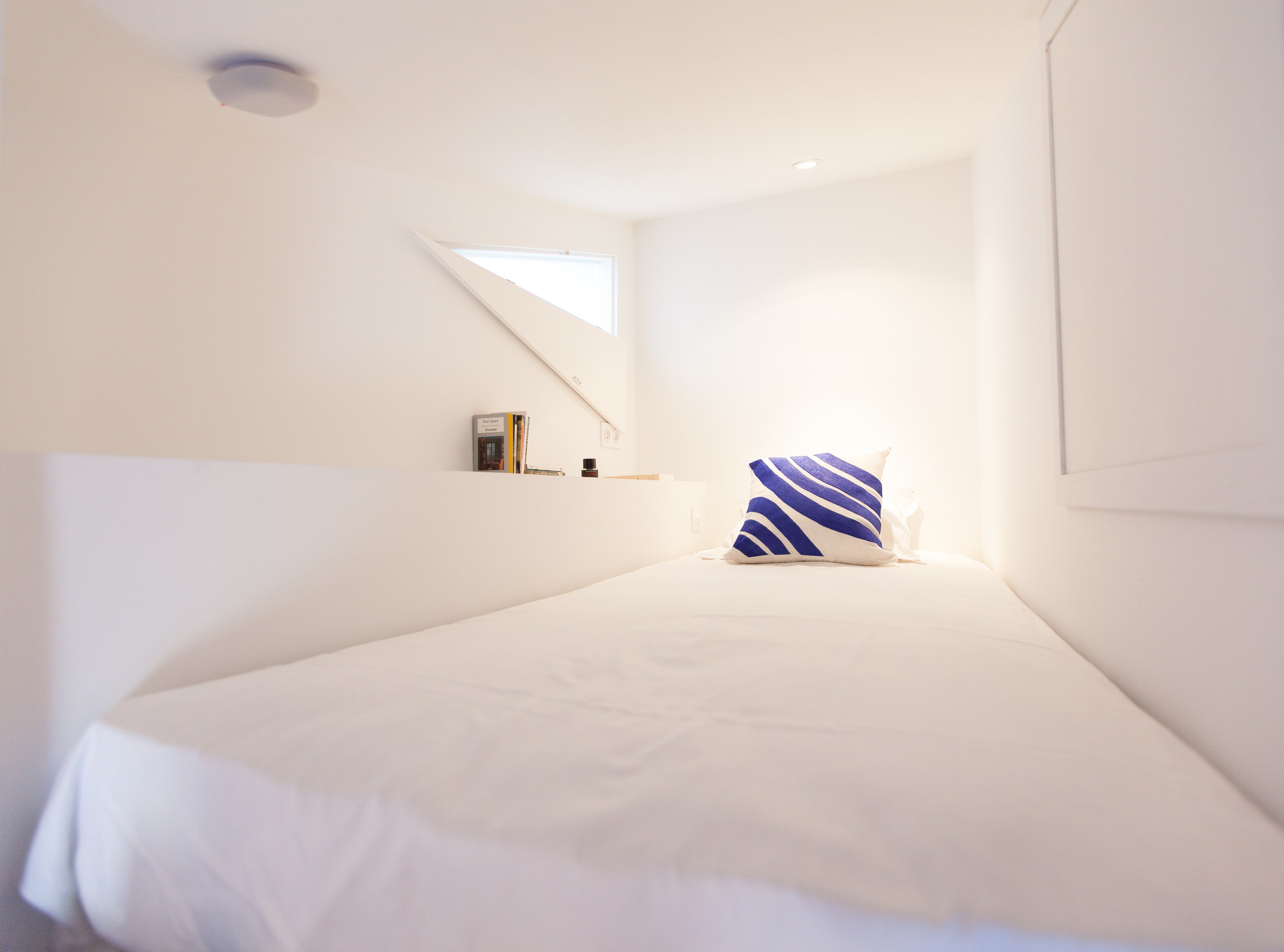 Houzz Франция: Преображение старой комнаты для прислуги площадью 8 кв.м